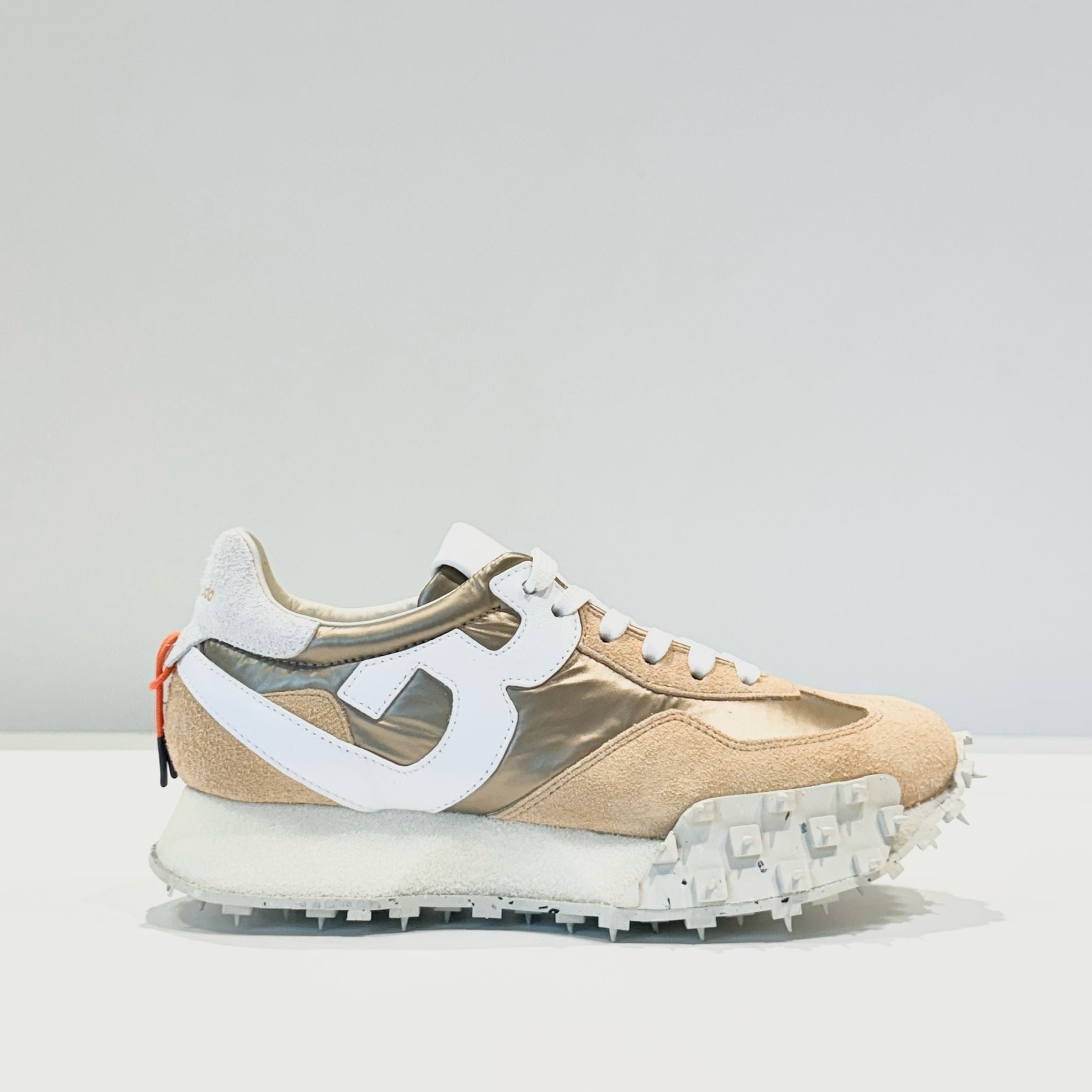 DS5-1435 IMPACT Running Champagne Woman