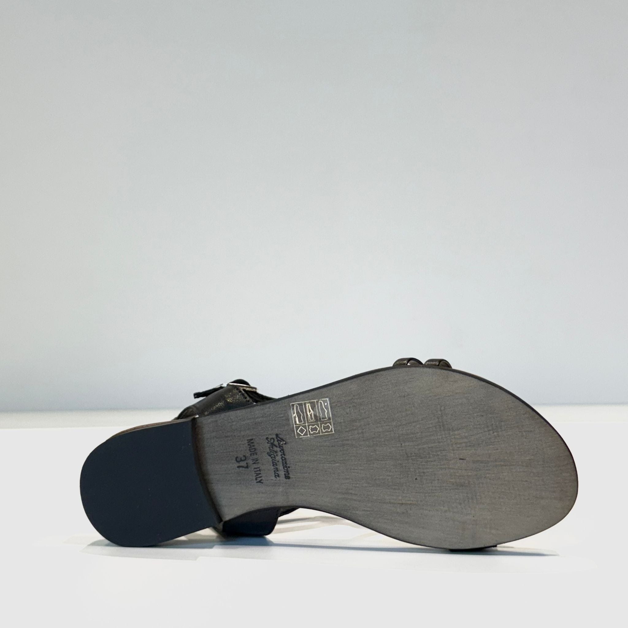 S5-1822 Infradito Medaglione Nero