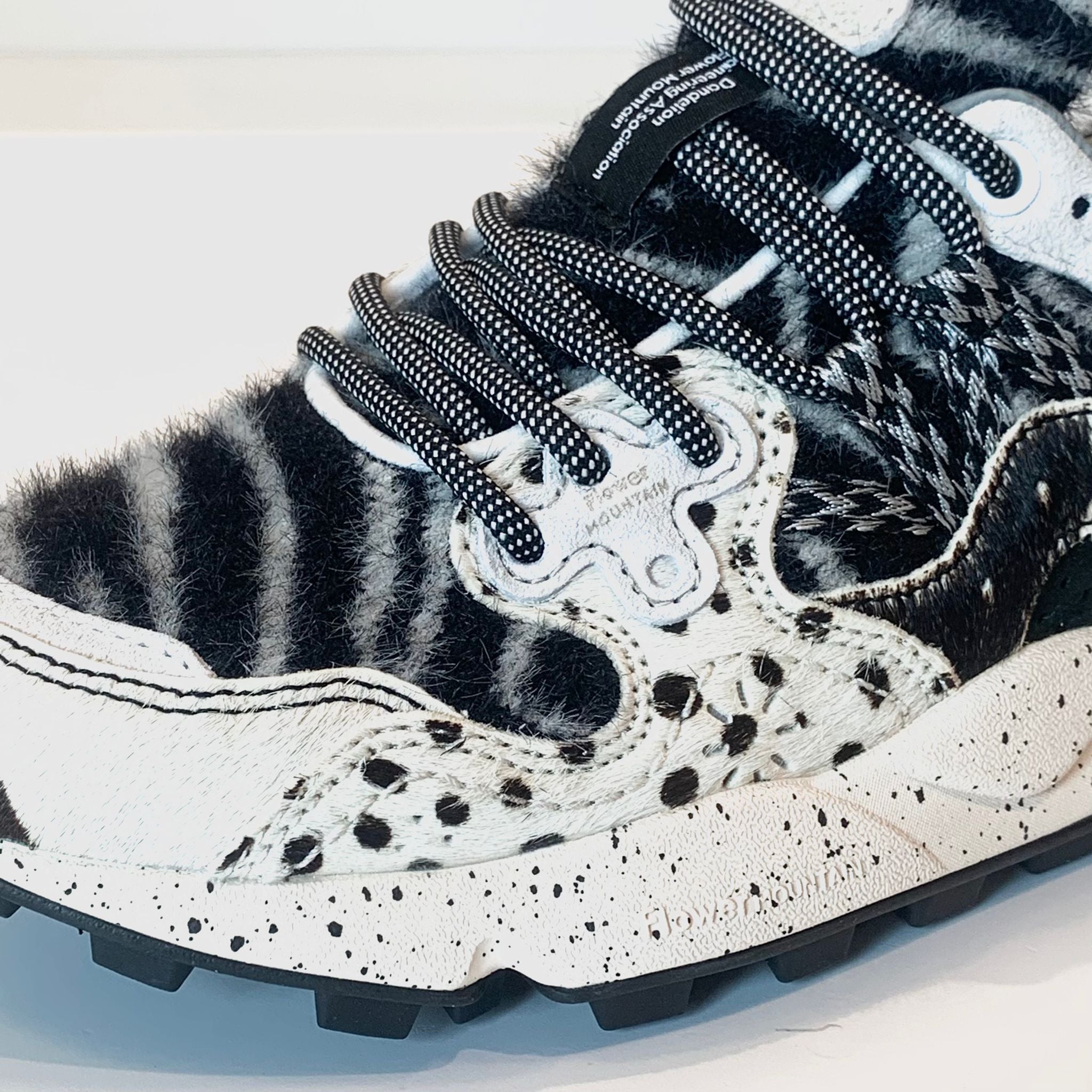 DW4-1N21 YAMANO3 Pony White/Black Woman