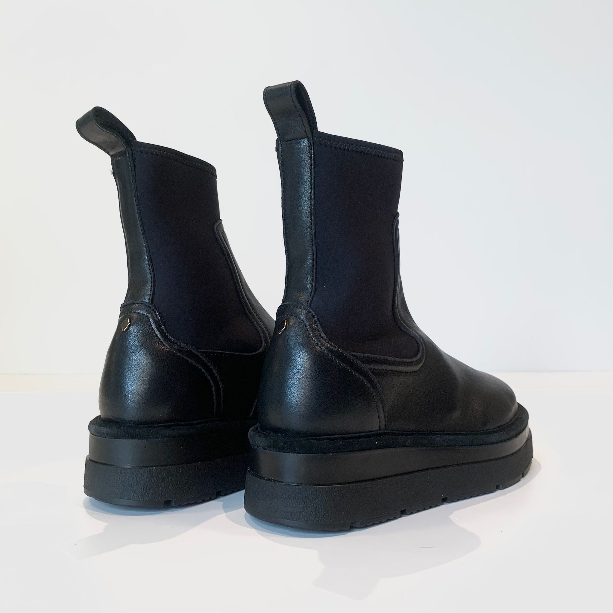 DW4-P89 Beatle Black Woman