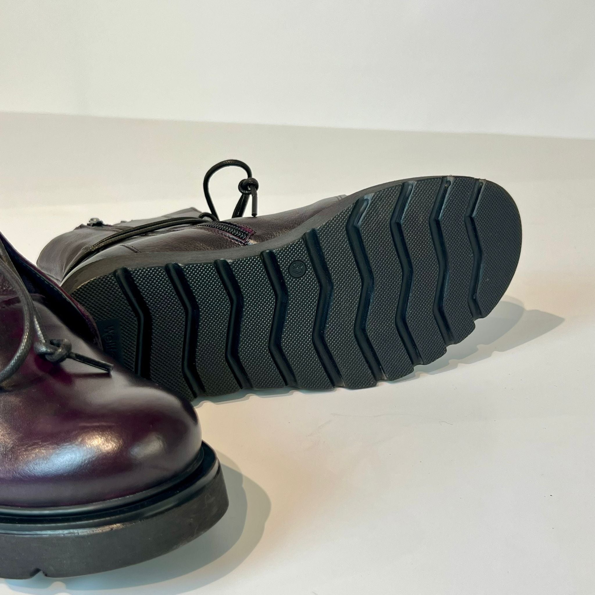 W5-RICH04 Anfibio Burgundy Woman