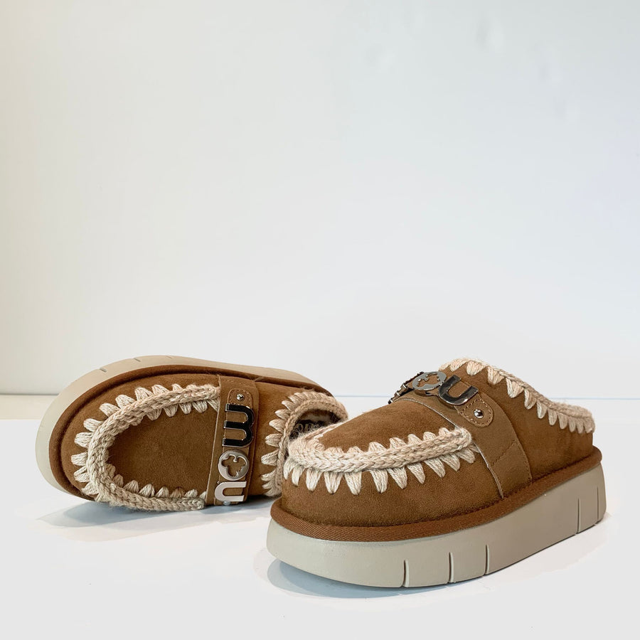 W4-Bounce Clog Metal Logo Cognac