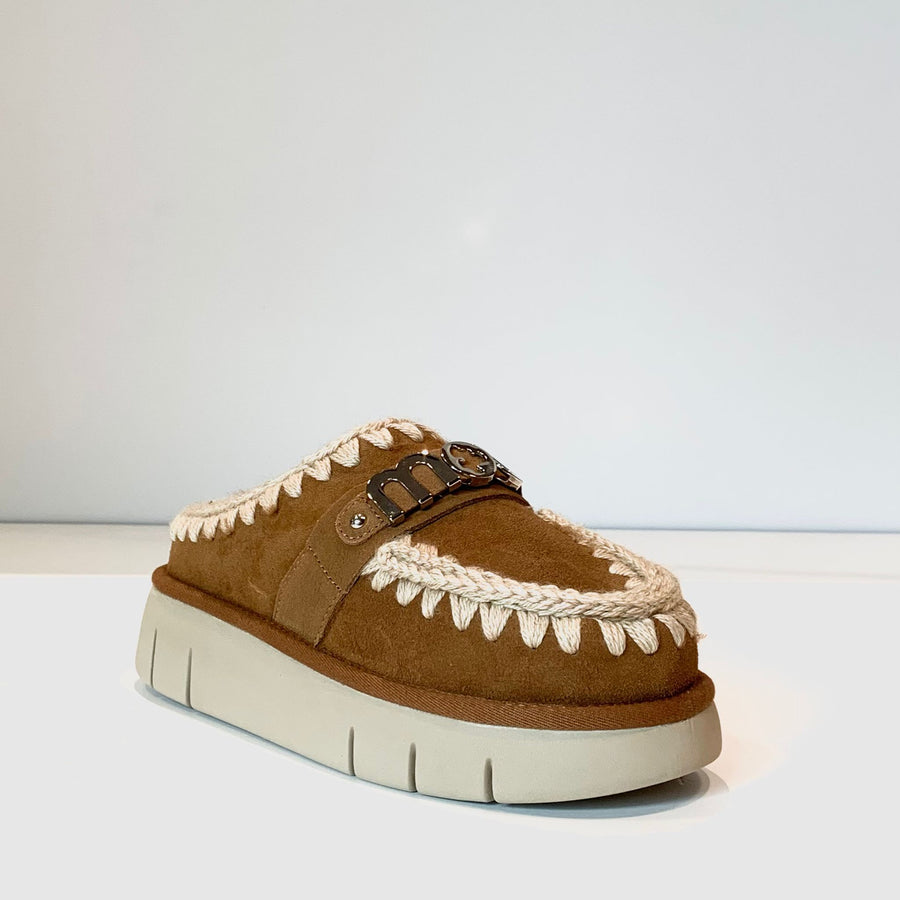 W4-Bounce Clog Metal Logo Cognac