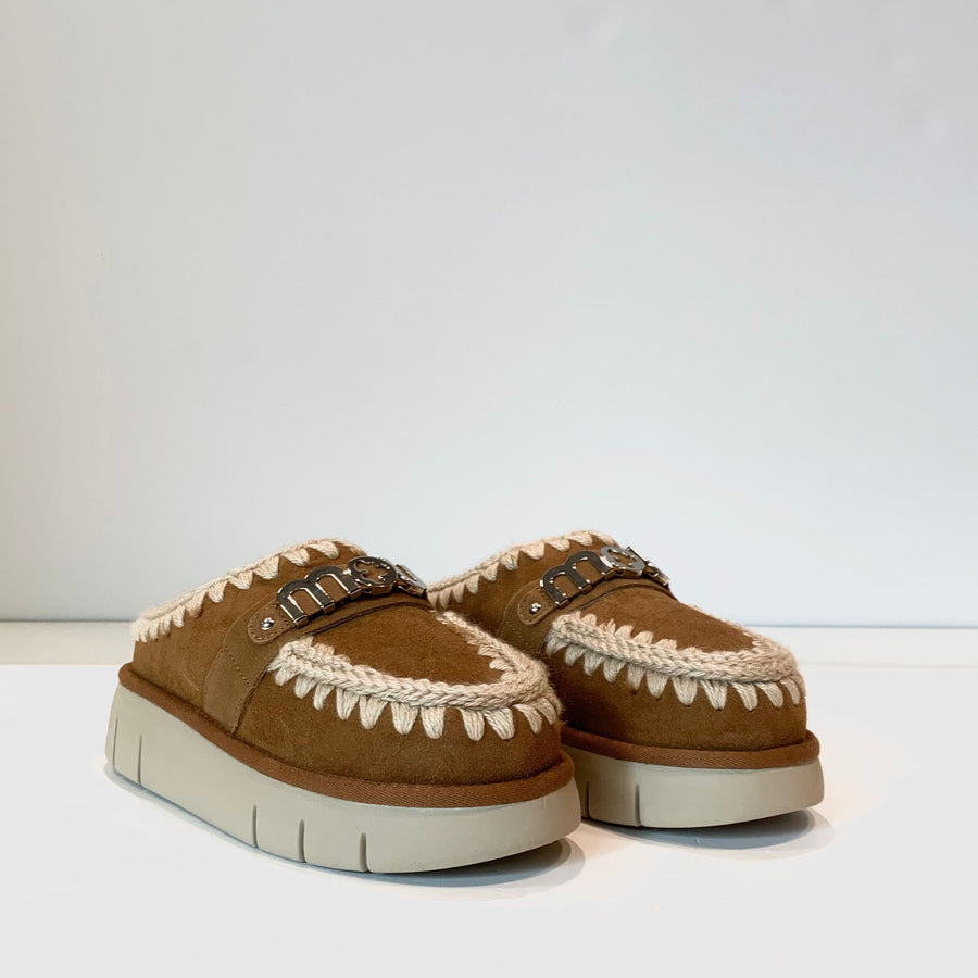 W4-Bounce Clog Metal Logo Cognac