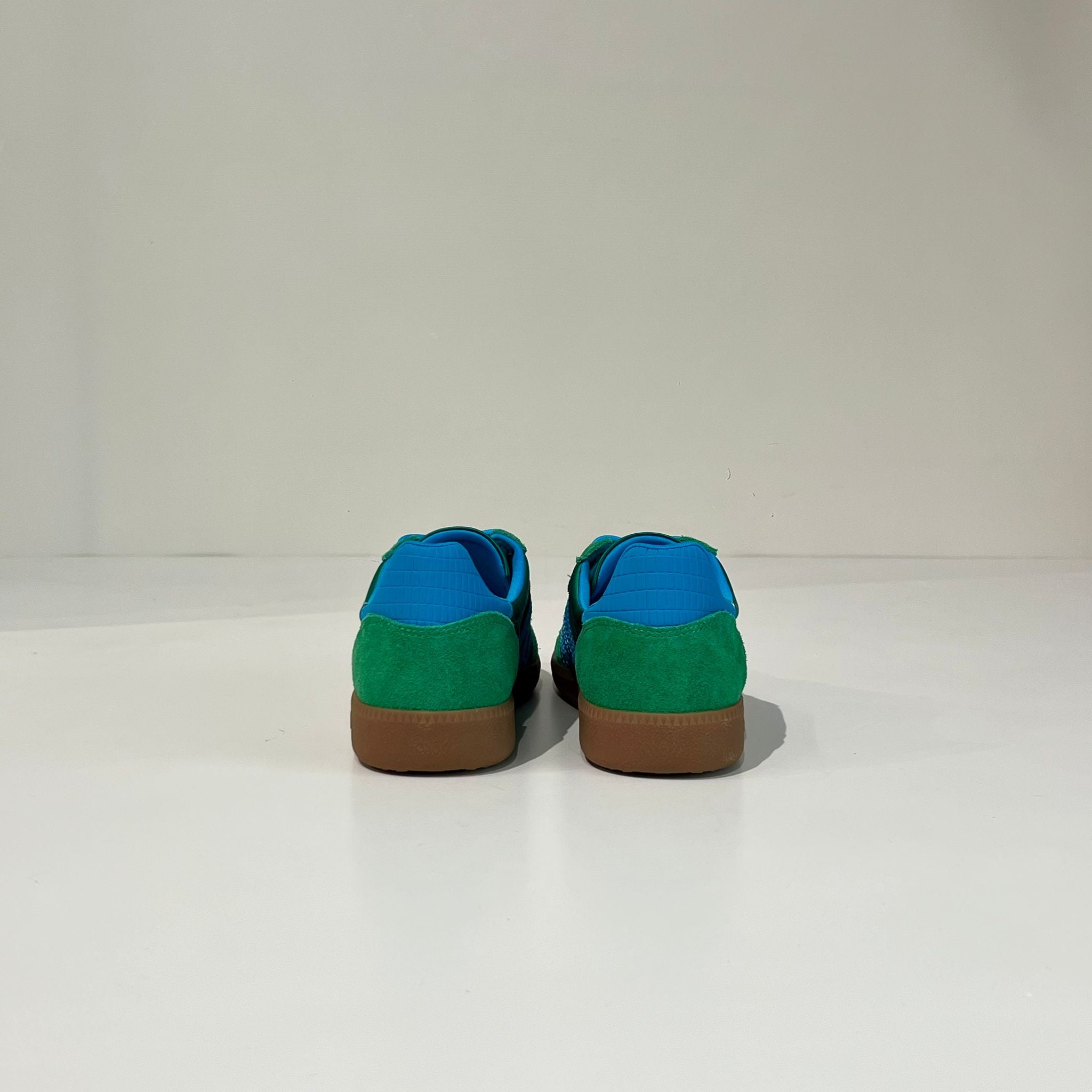 DS6-GHOST Satin 107 Emerald Woman