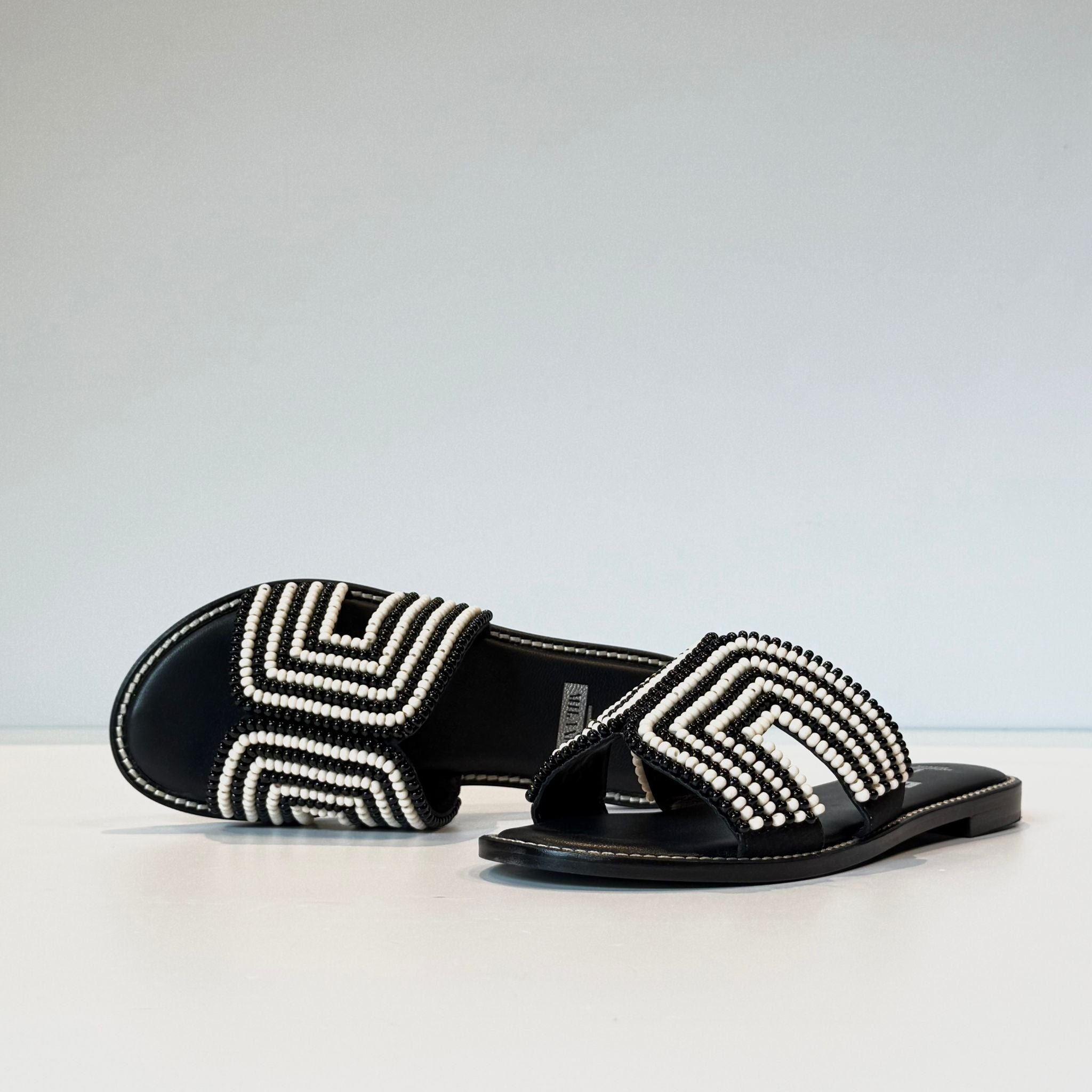 S5-6935 Ciabattine Perline Black and White