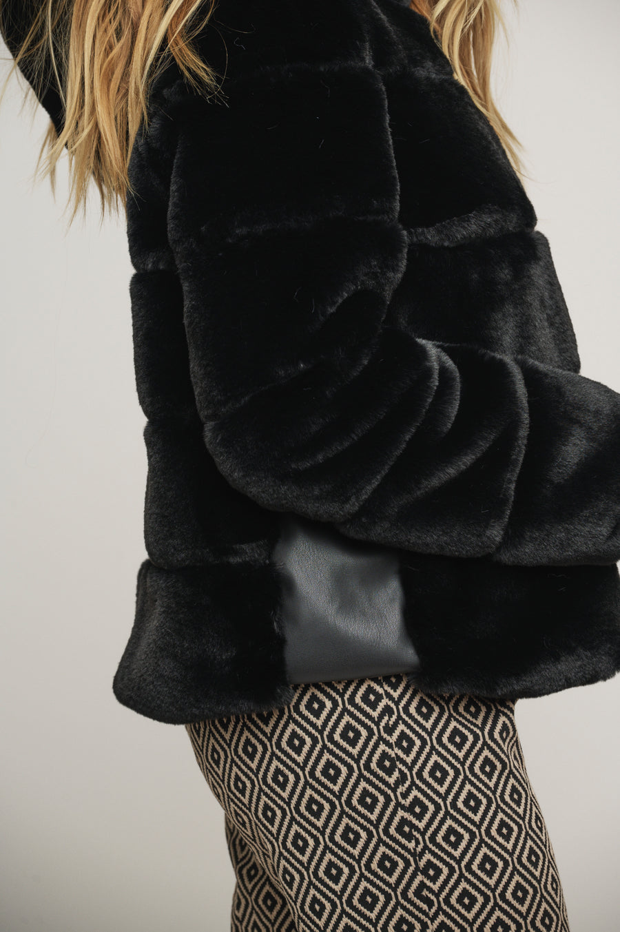 W4-AZA Short Faux Fur Jacket Black