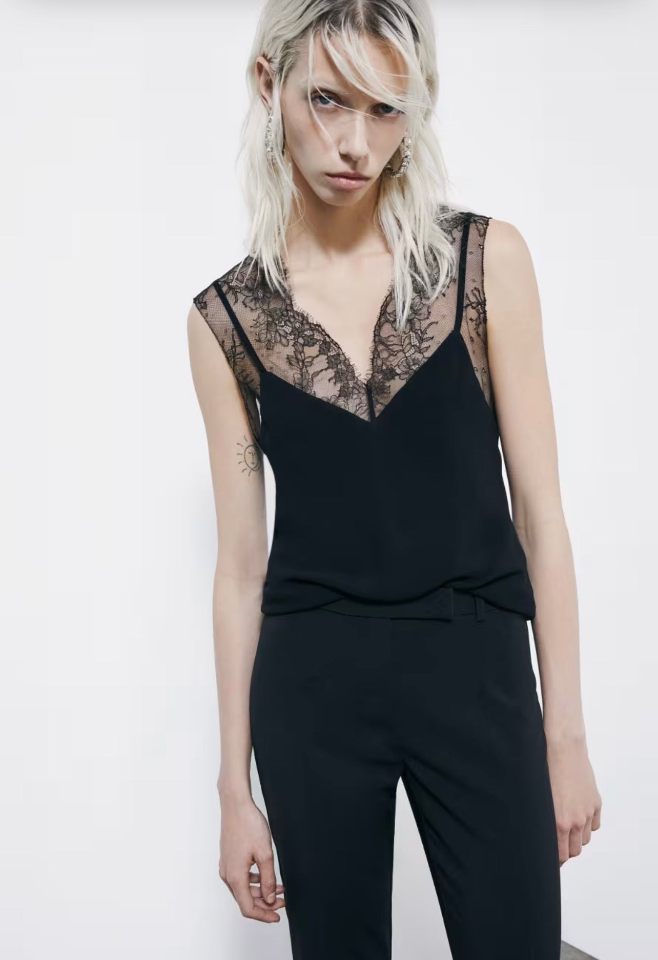 S6-8C0865 Top con Dettagli in Pizzo Nero