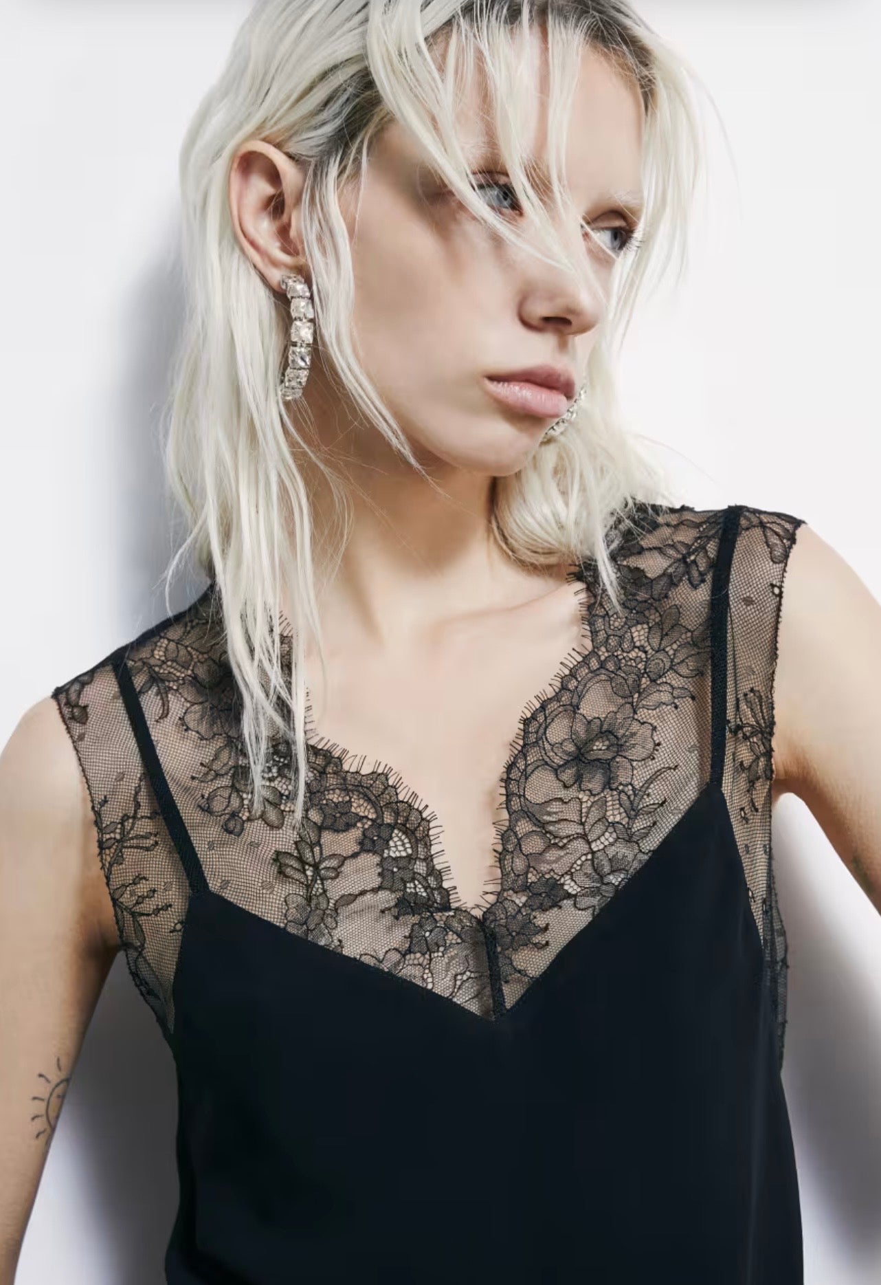 S6-8C0865 Top con Dettagli in Pizzo Nero