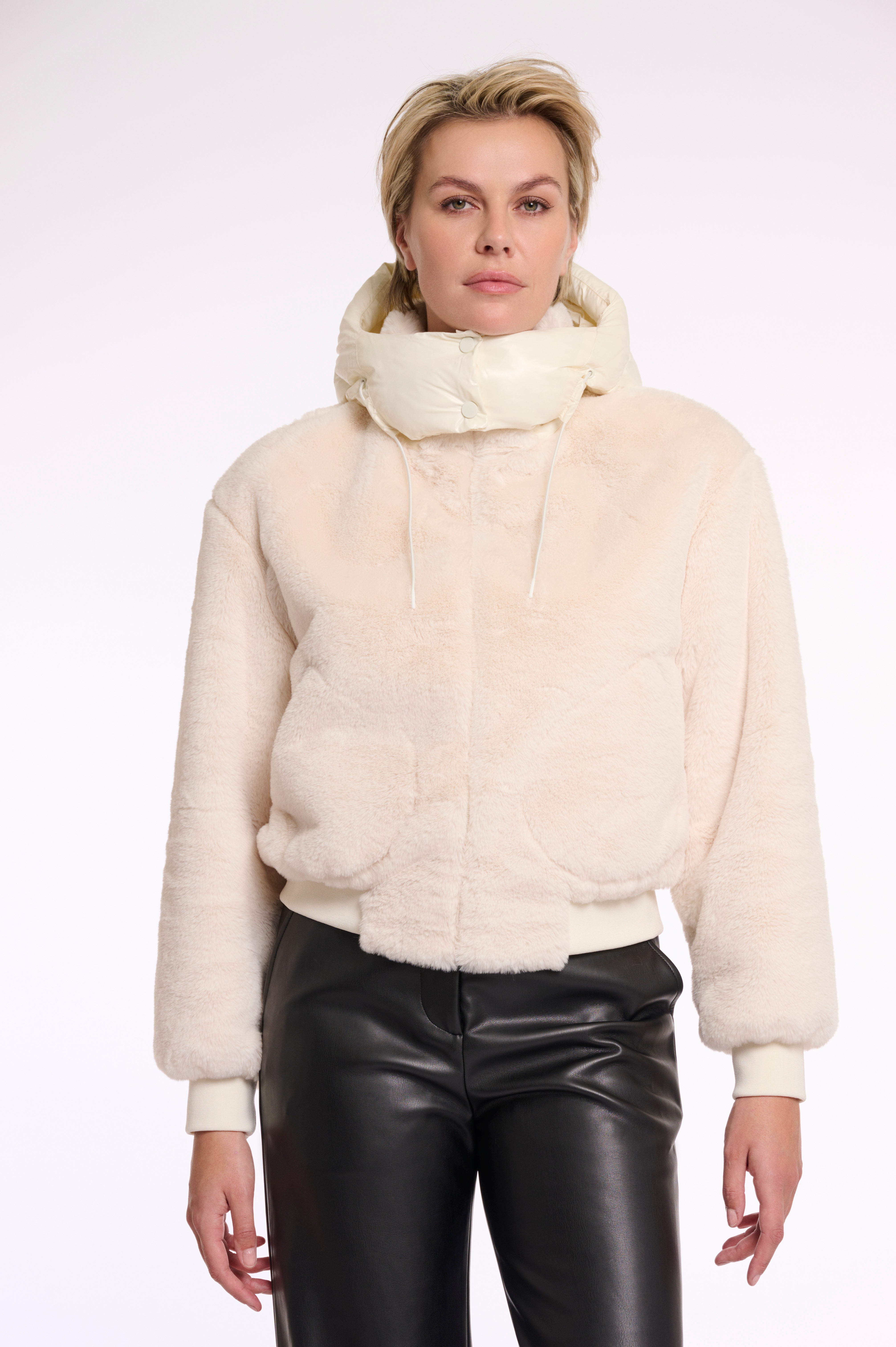 W5-PIA Jacket Fur Snow White