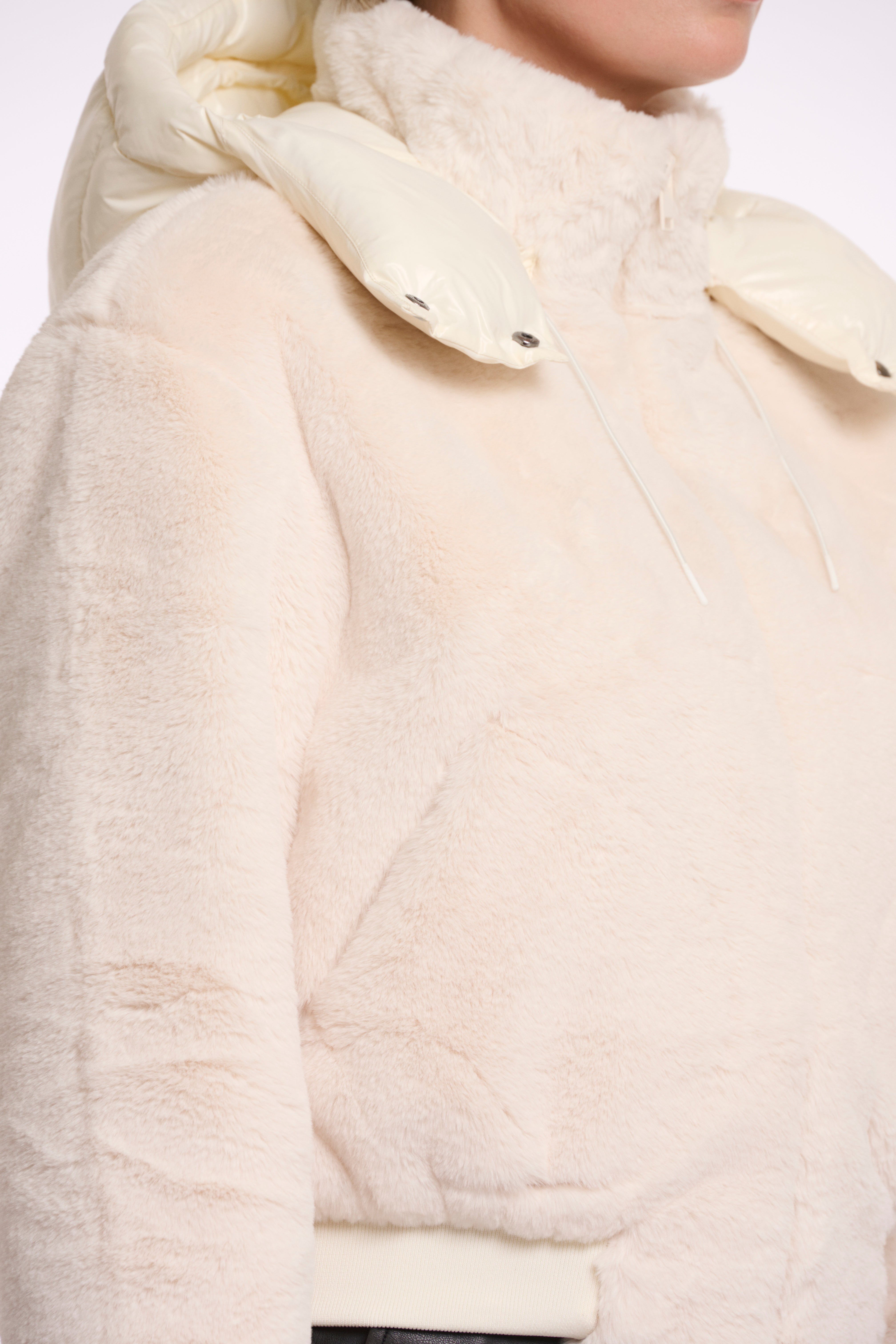 W5-PIA Jacket Fur Snow White