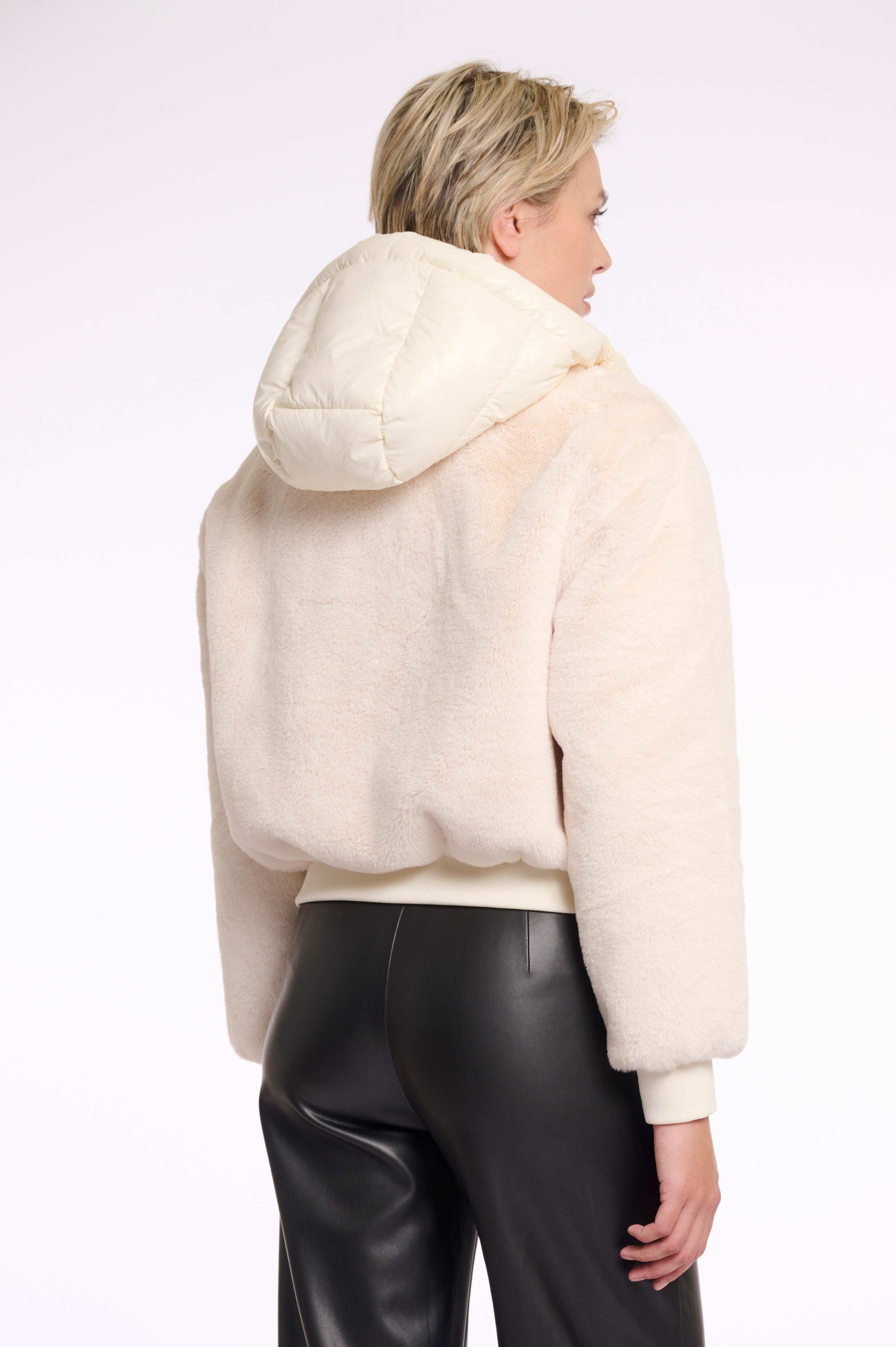 W5-PIA Jacket Fur Snow White