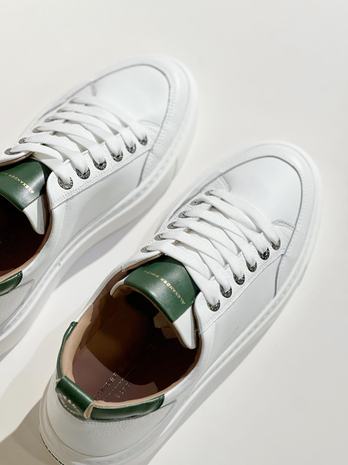 US4-Bond White/Green Man