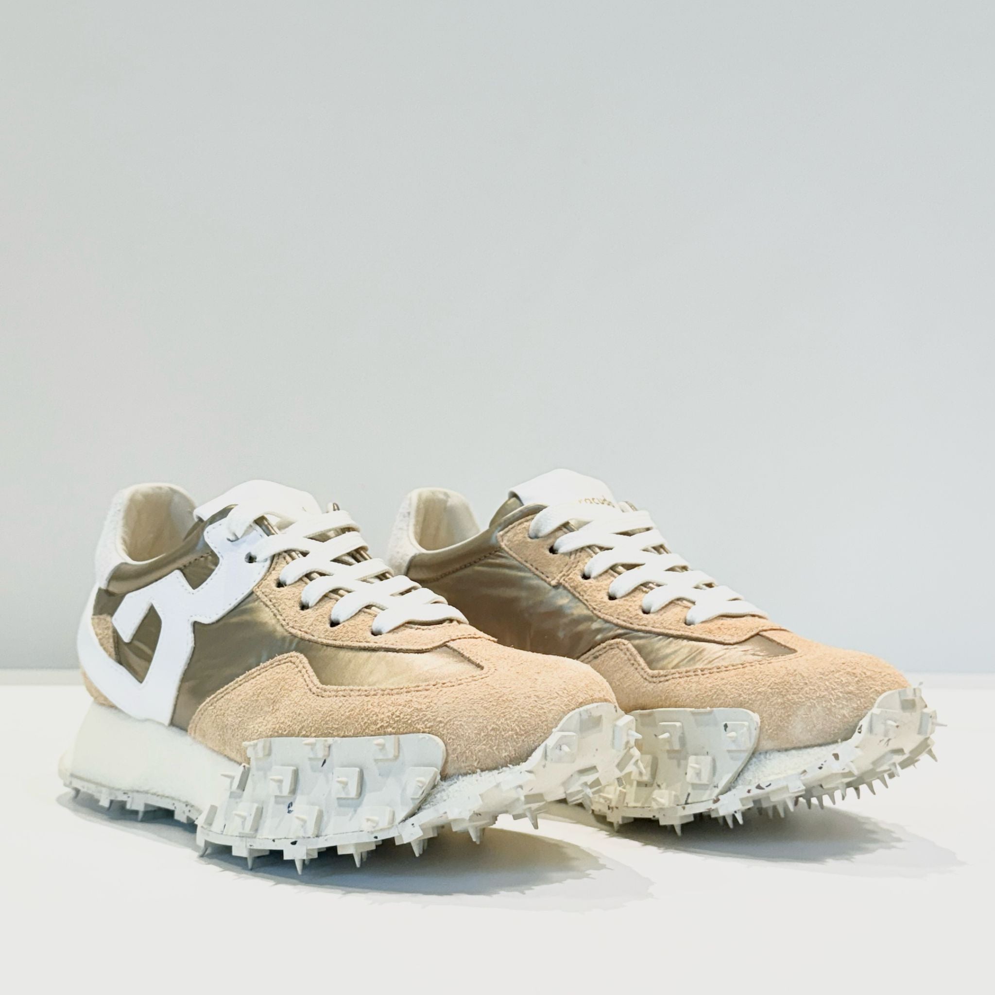 DS5-1435 IMPACT Running Champagne Woman