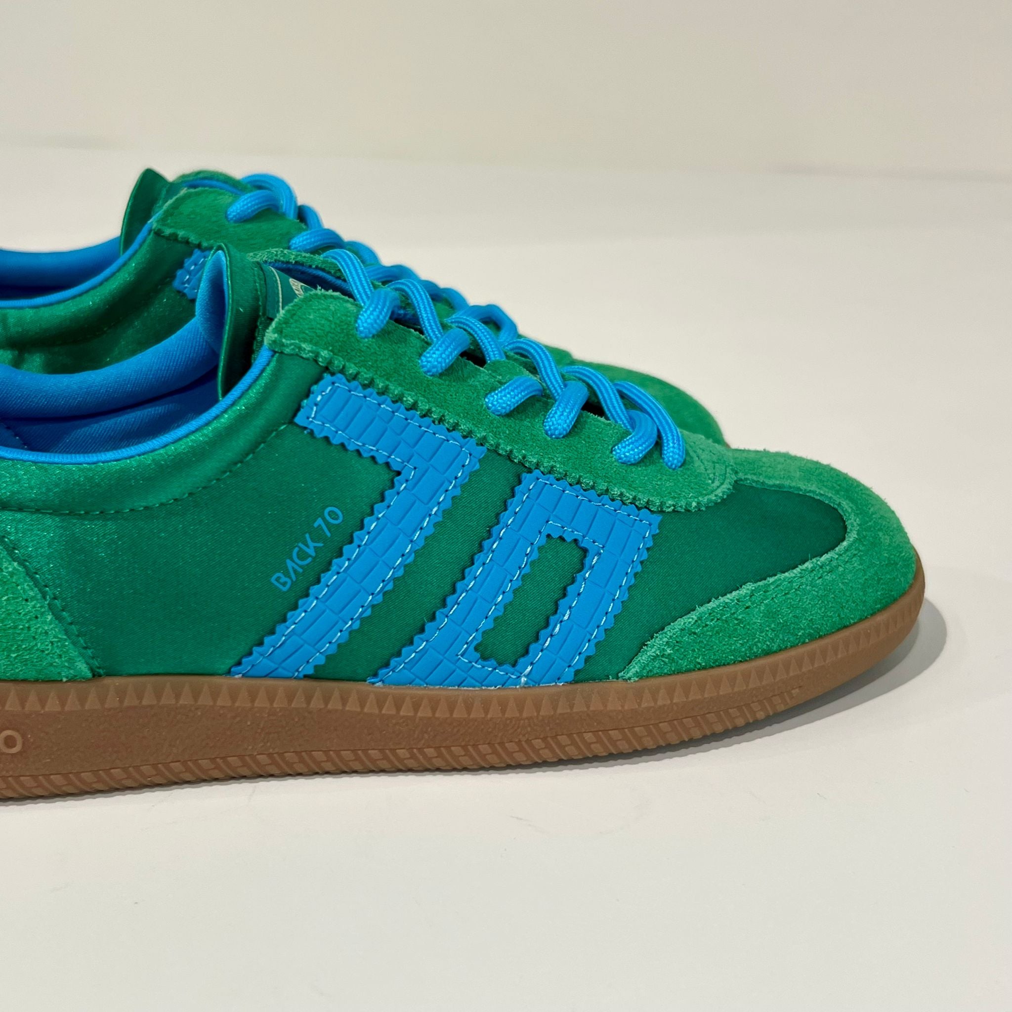 DS6-GHOST Satin 107 Emerald Woman