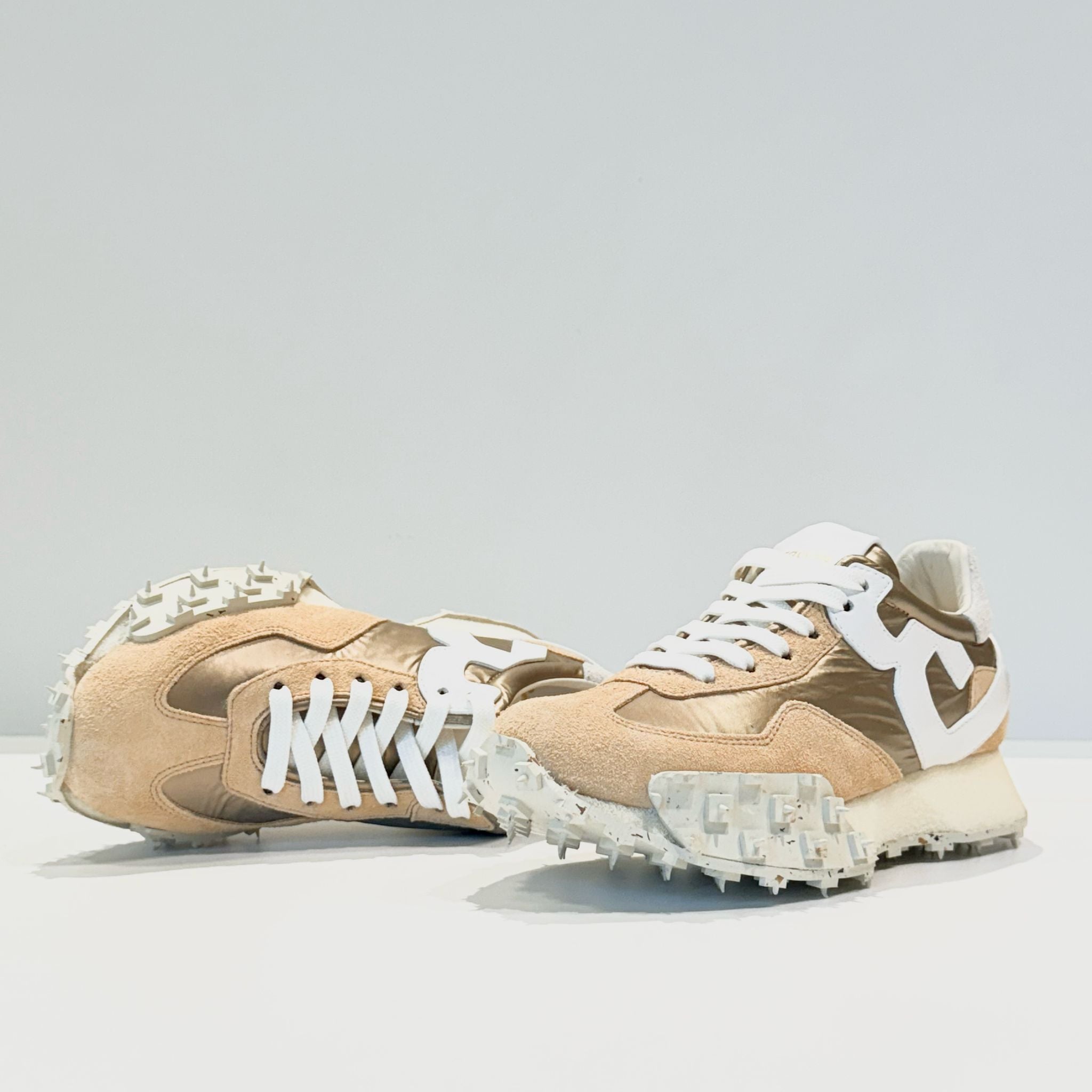 DS5-1435 IMPACT Running Champagne Woman