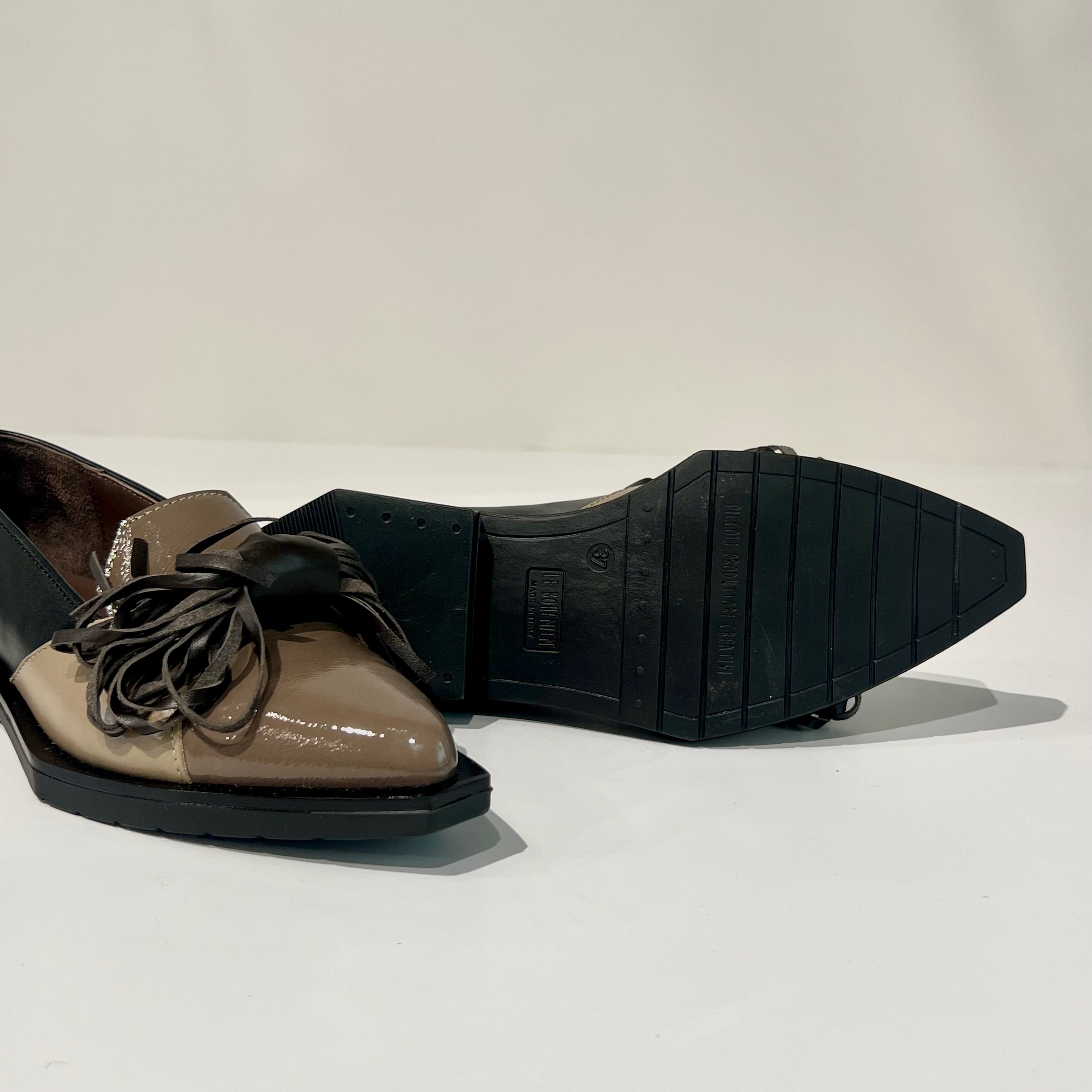 W6-G57-2 Scarpa Fiocco Naplack Taupe/Nero/Moro