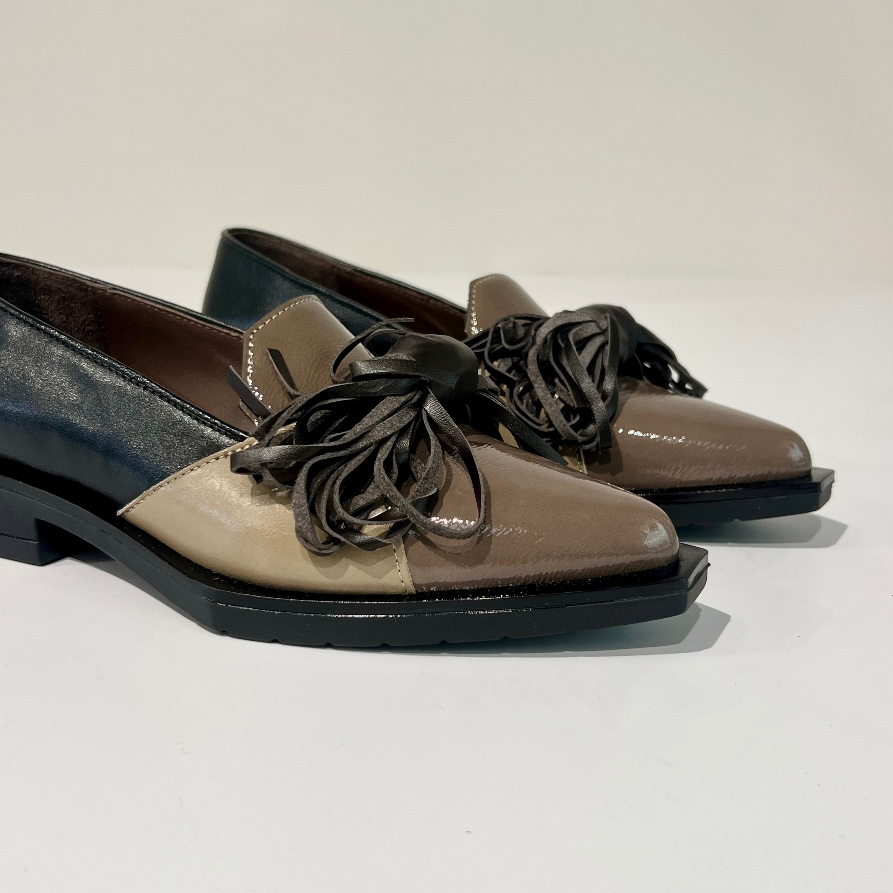 W6-G57-2 Scarpa Fiocco Naplack Taupe/Nero/Moro