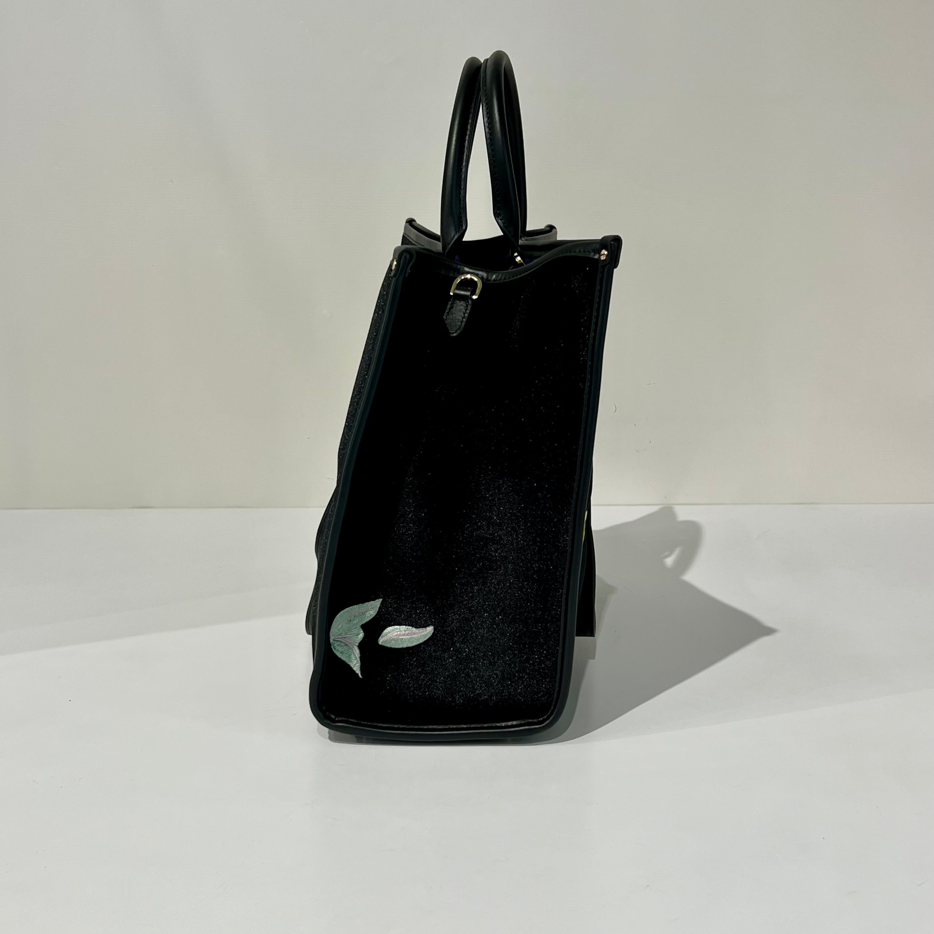 W6-3008 ATENA ESSENCE Black Flower