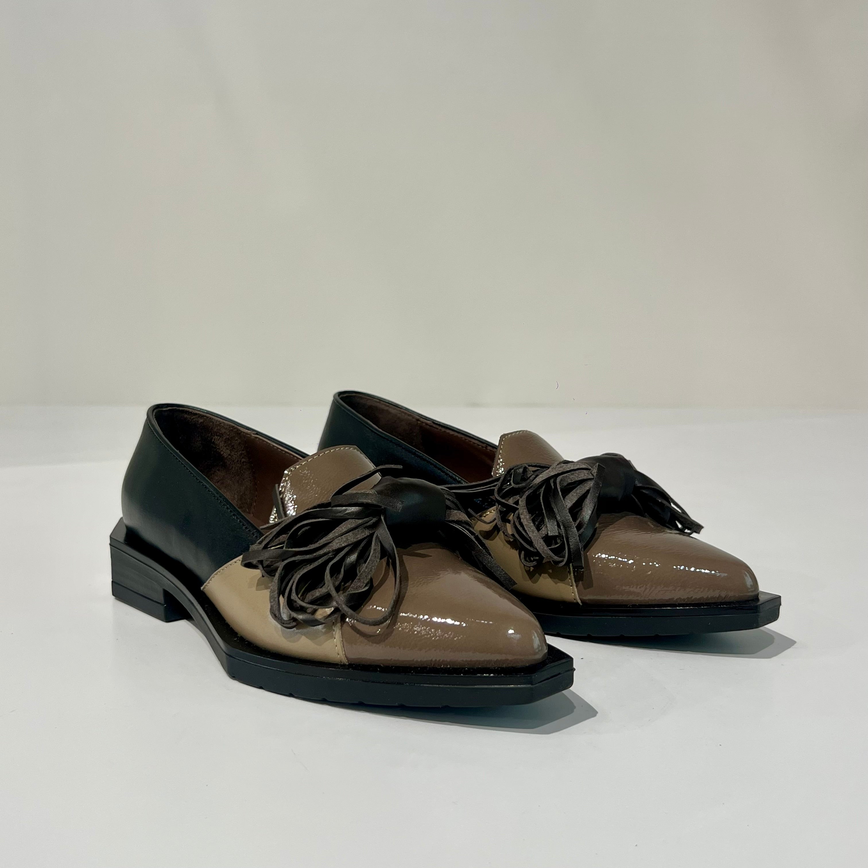 W6-G57-2 Scarpa Fiocco Naplack Taupe/Nero/Moro