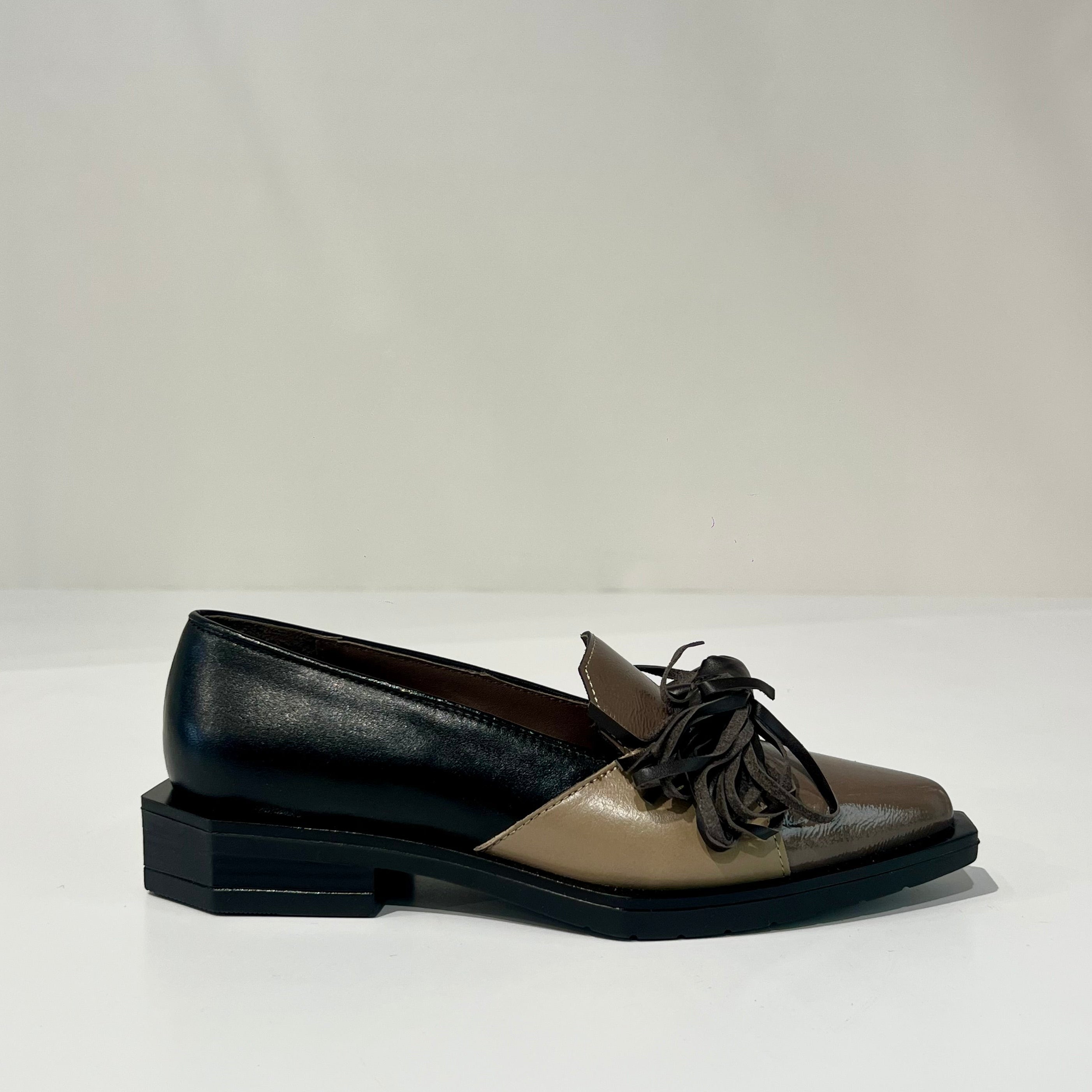 W6-G57-2 Scarpa Fiocco Naplack Taupe/Nero/Moro