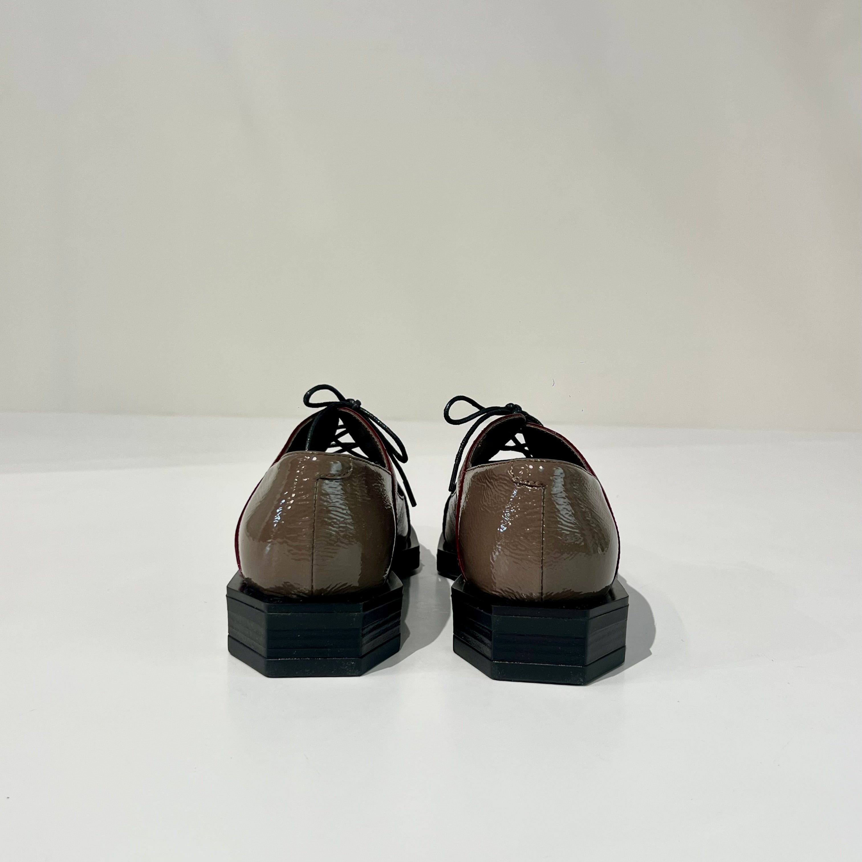 W6-G19-B Scarpa Lacci Vernice Taupe/Bordeaux
