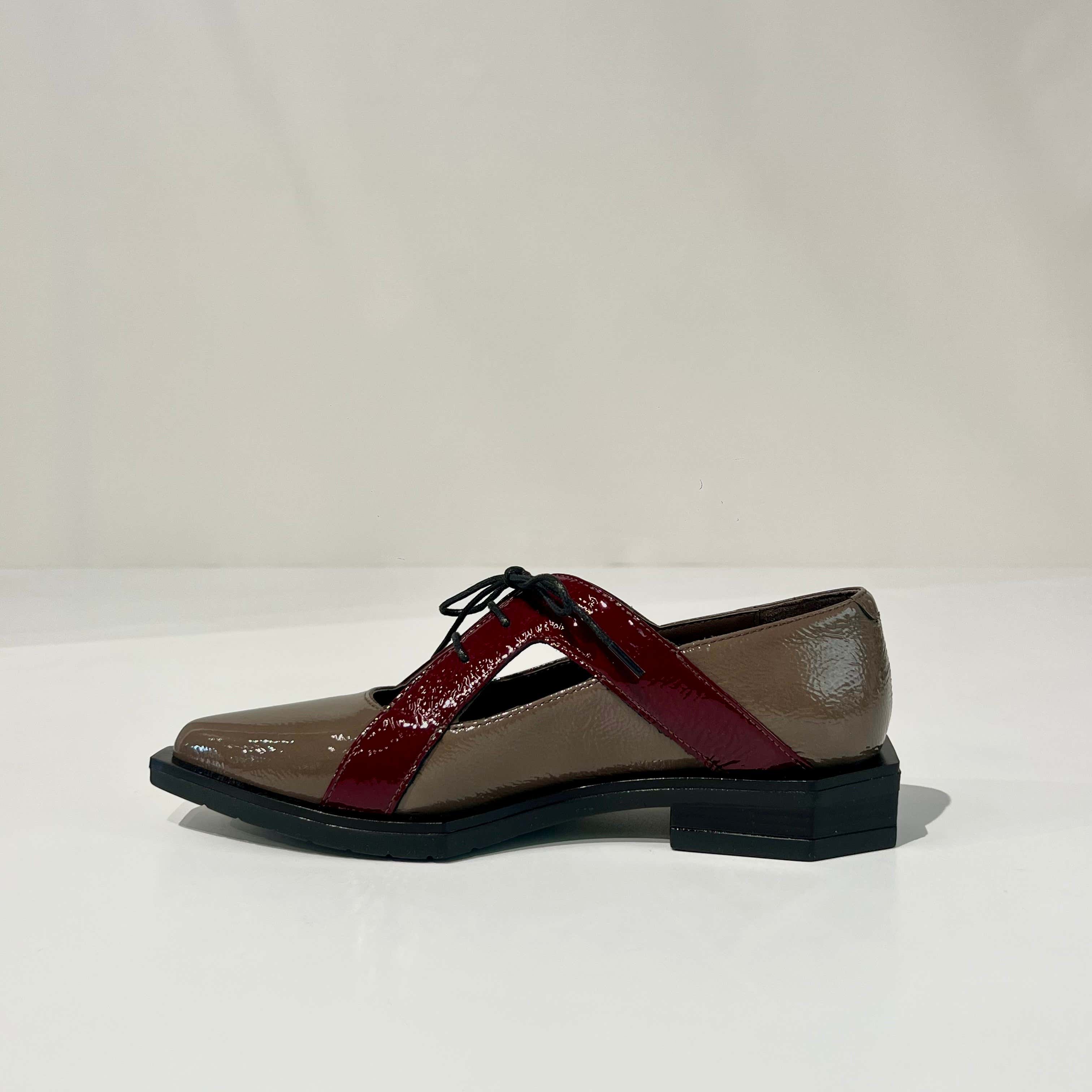 W6-G19-B Scarpa Lacci Vernice Taupe/Bordeaux