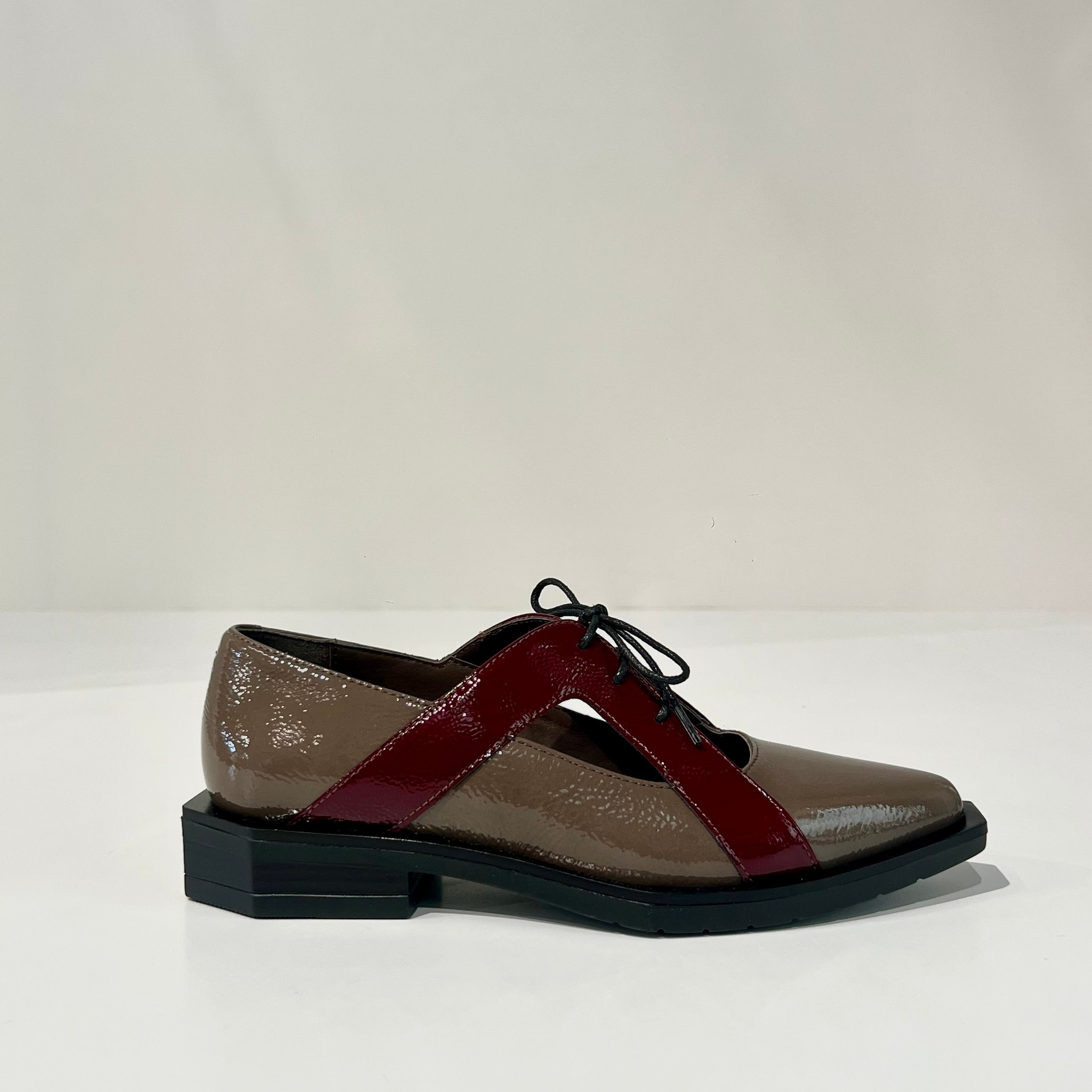 W6-G19-B Scarpa Lacci Vernice Taupe/Bordeaux