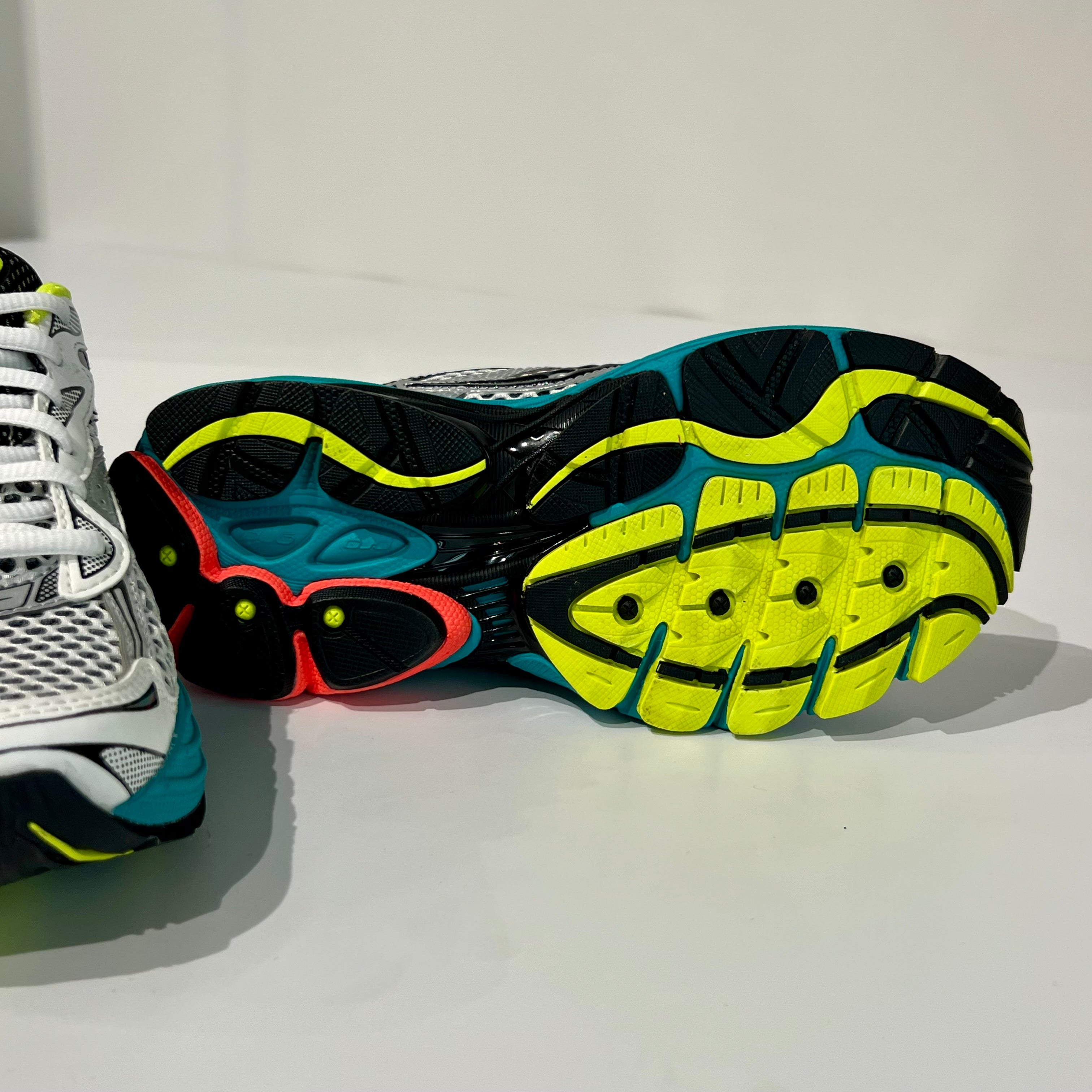 W5-70739-27 Sneaker ProGrid Omni 9 Silver/Mutant