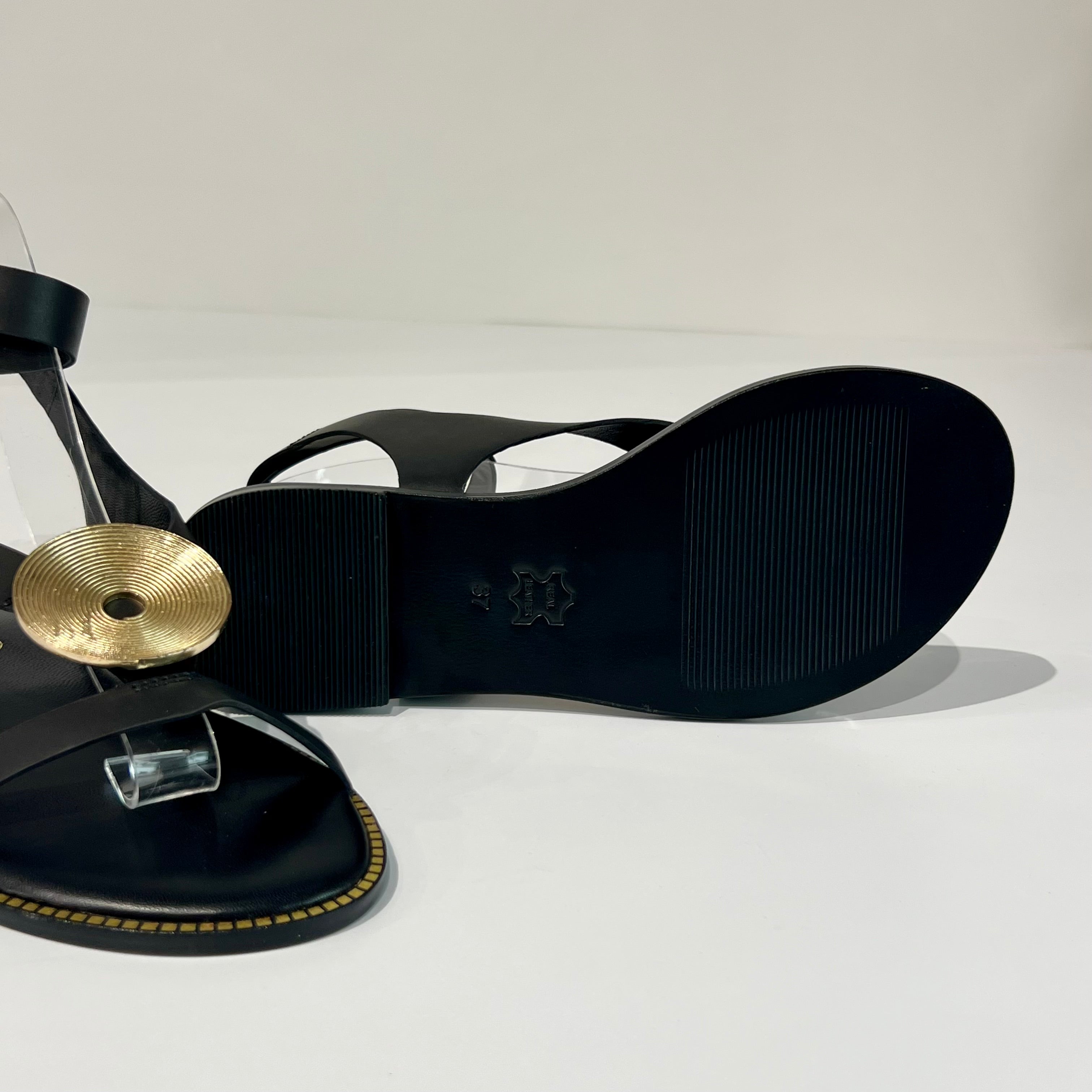 S6-8551 Sandalo con Cinturino a Caviglia Dettaglio Gold Black