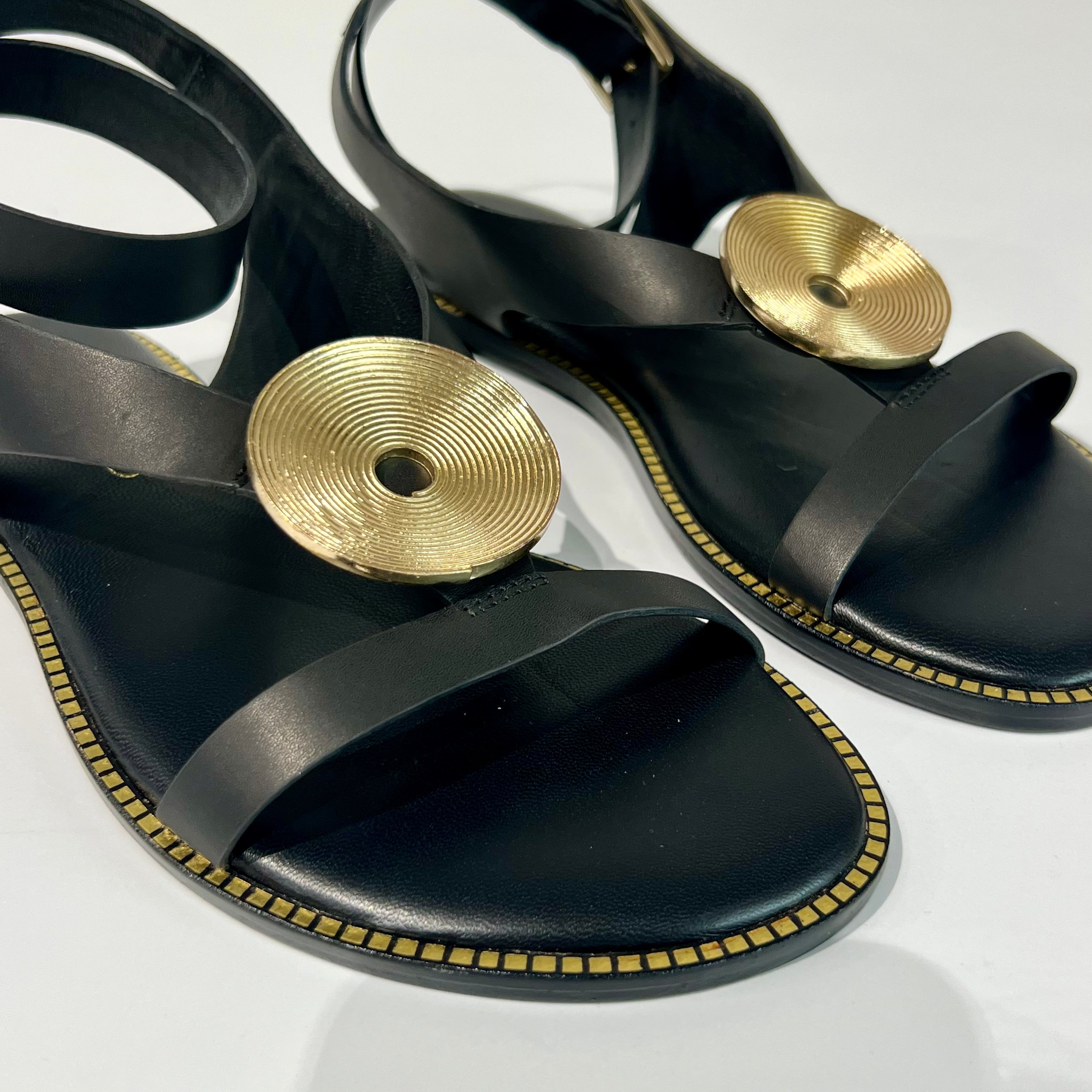 S6-8551 Sandalo con Cinturino a Caviglia Dettaglio Gold Black