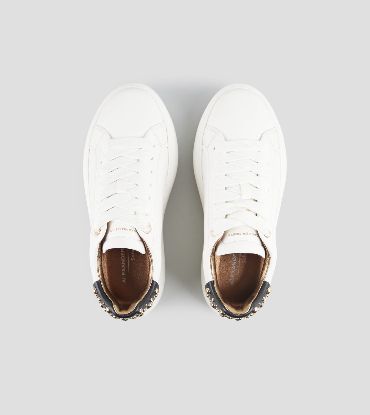 DS6-SOHO Borchie White/Black Woman