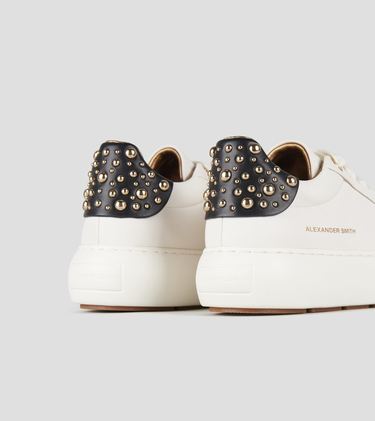 DS6-SOHO Borchie White/Black Woman