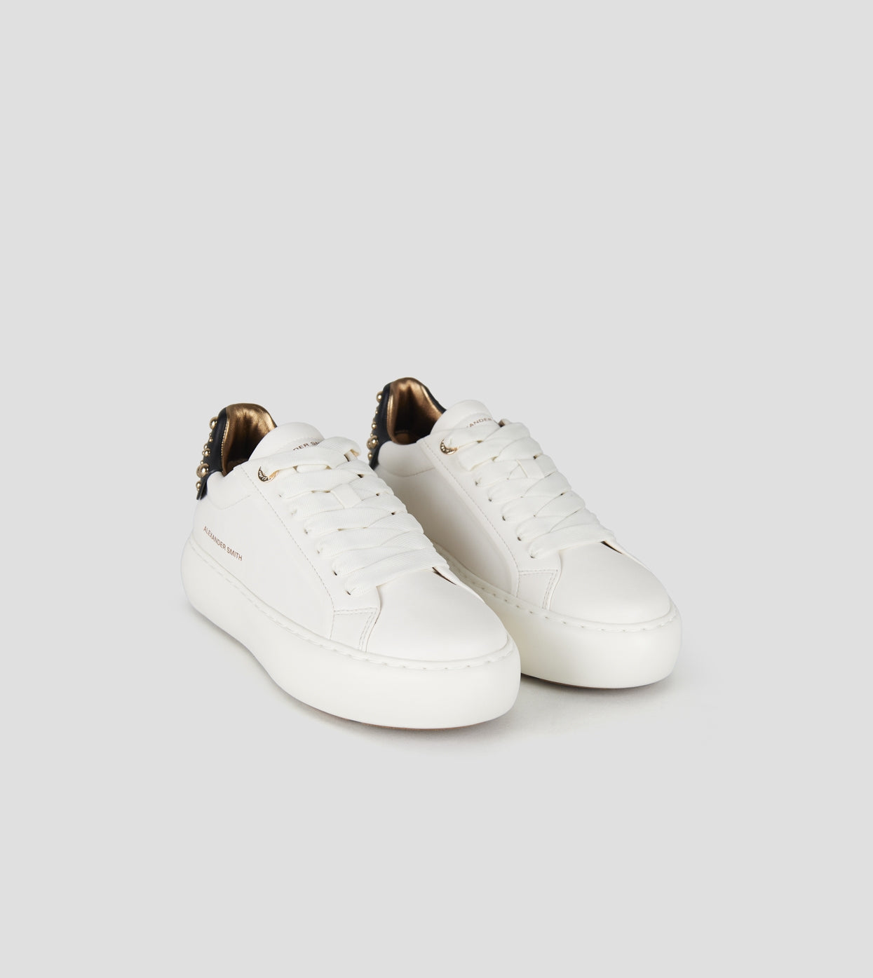 DS6-SOHO Borchie White/Black Woman