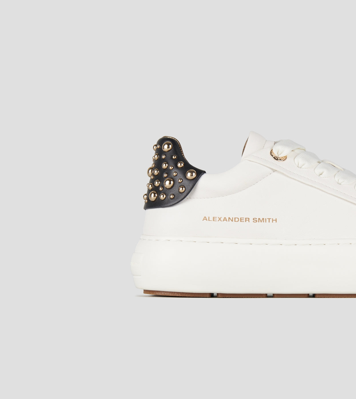 DS6-SOHO Borchie White/Black Woman
