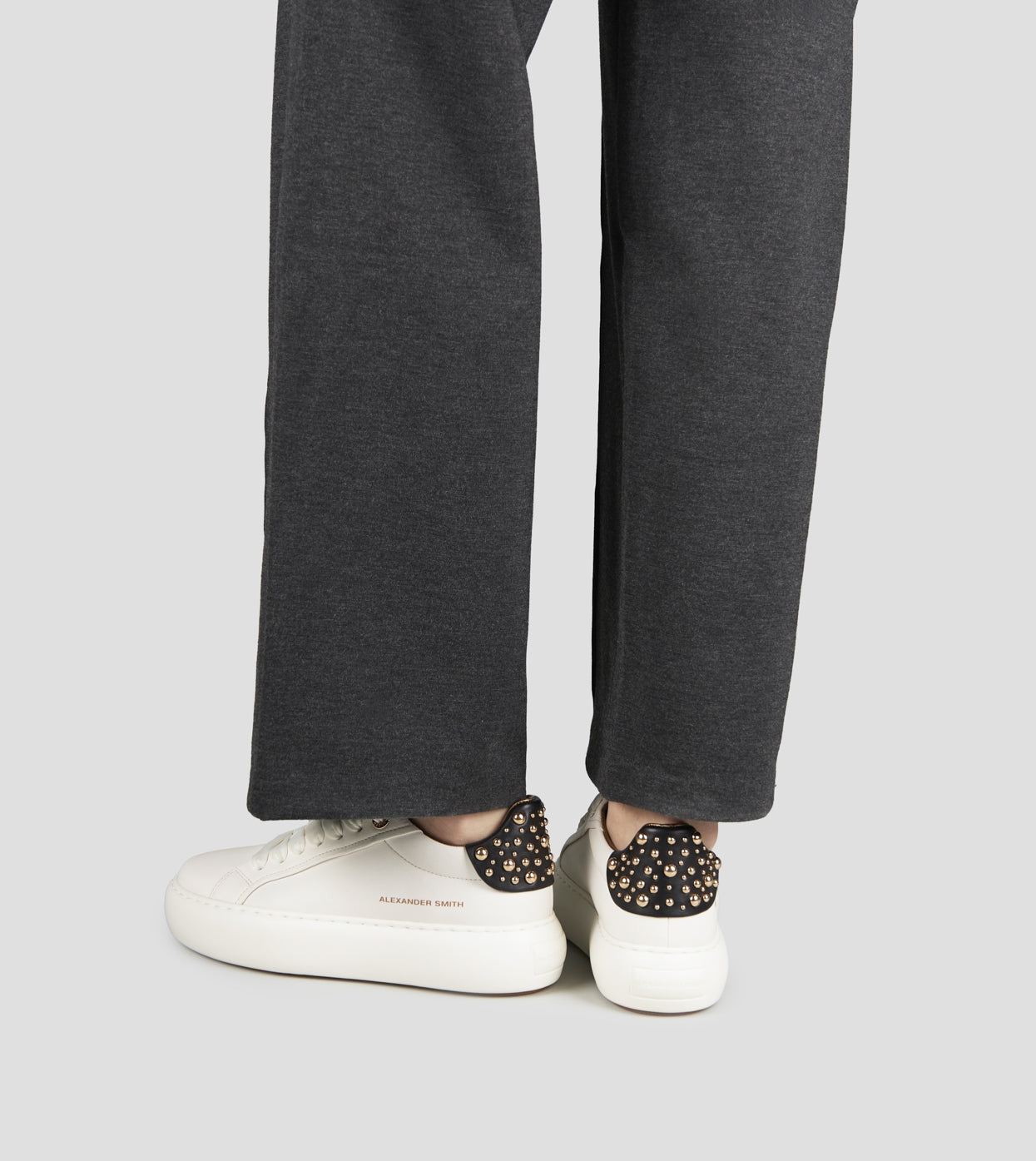 DS6-SOHO Borchie White/Black Woman