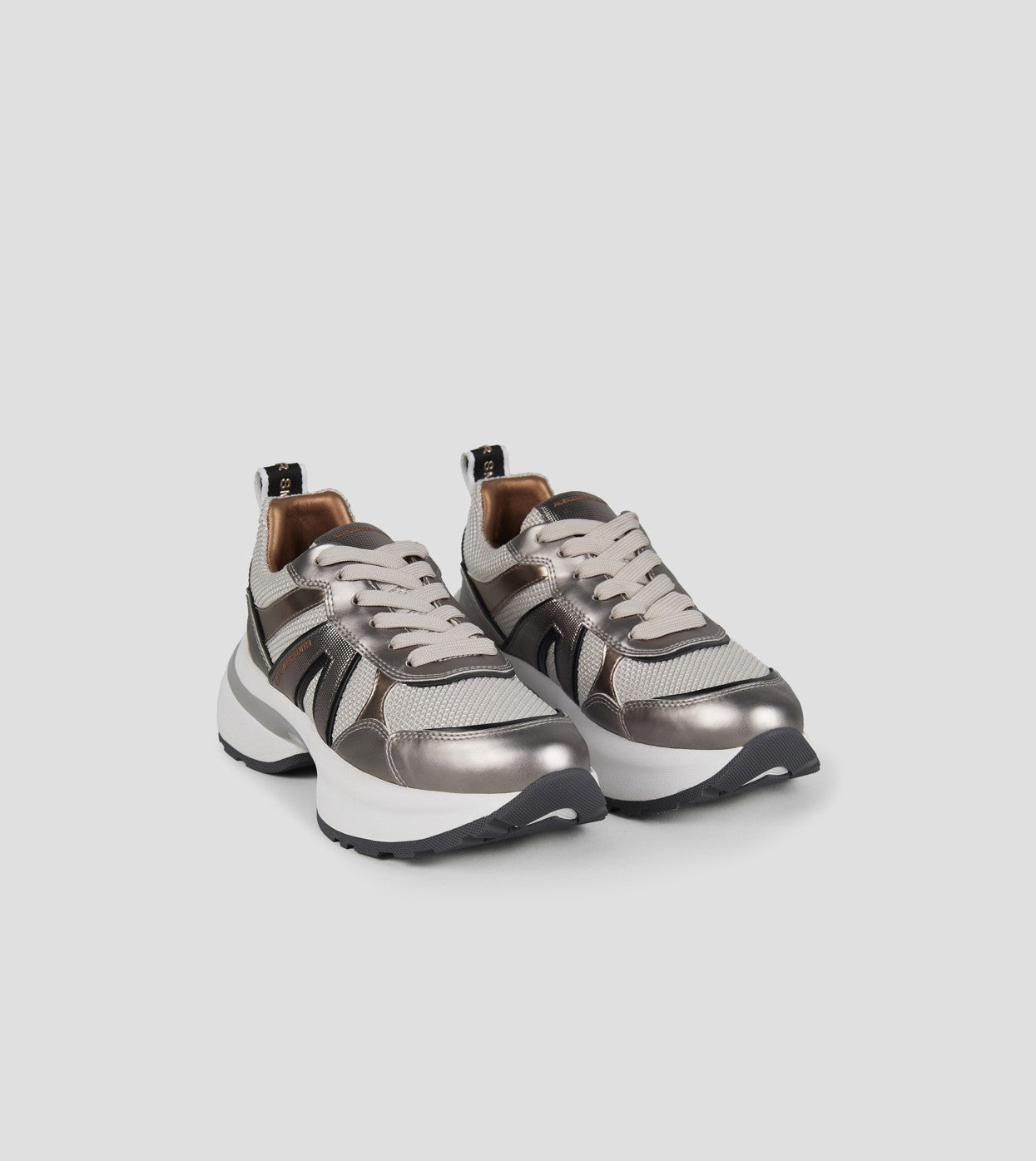 DW5-VICTORIA Dark Silver-Black Woman