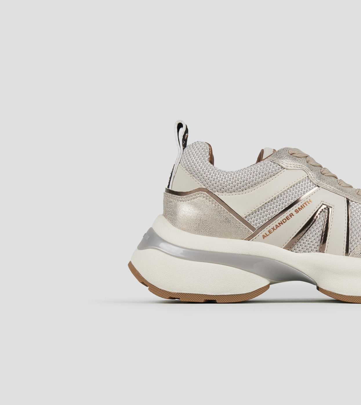 DW5-VICTORIA Dark Ivory-Gold Woman