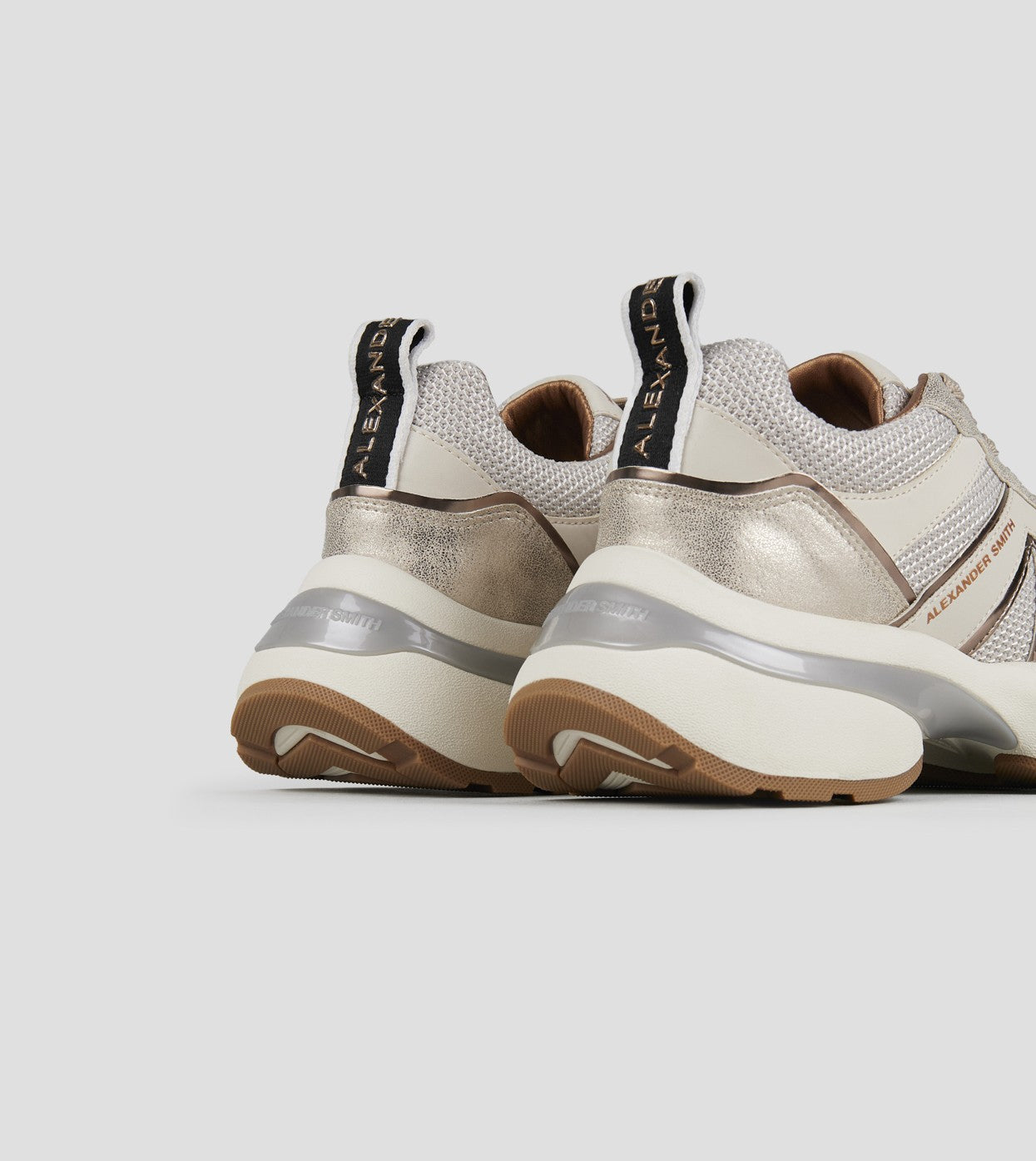 DW5-VICTORIA Dark Ivory-Gold Woman