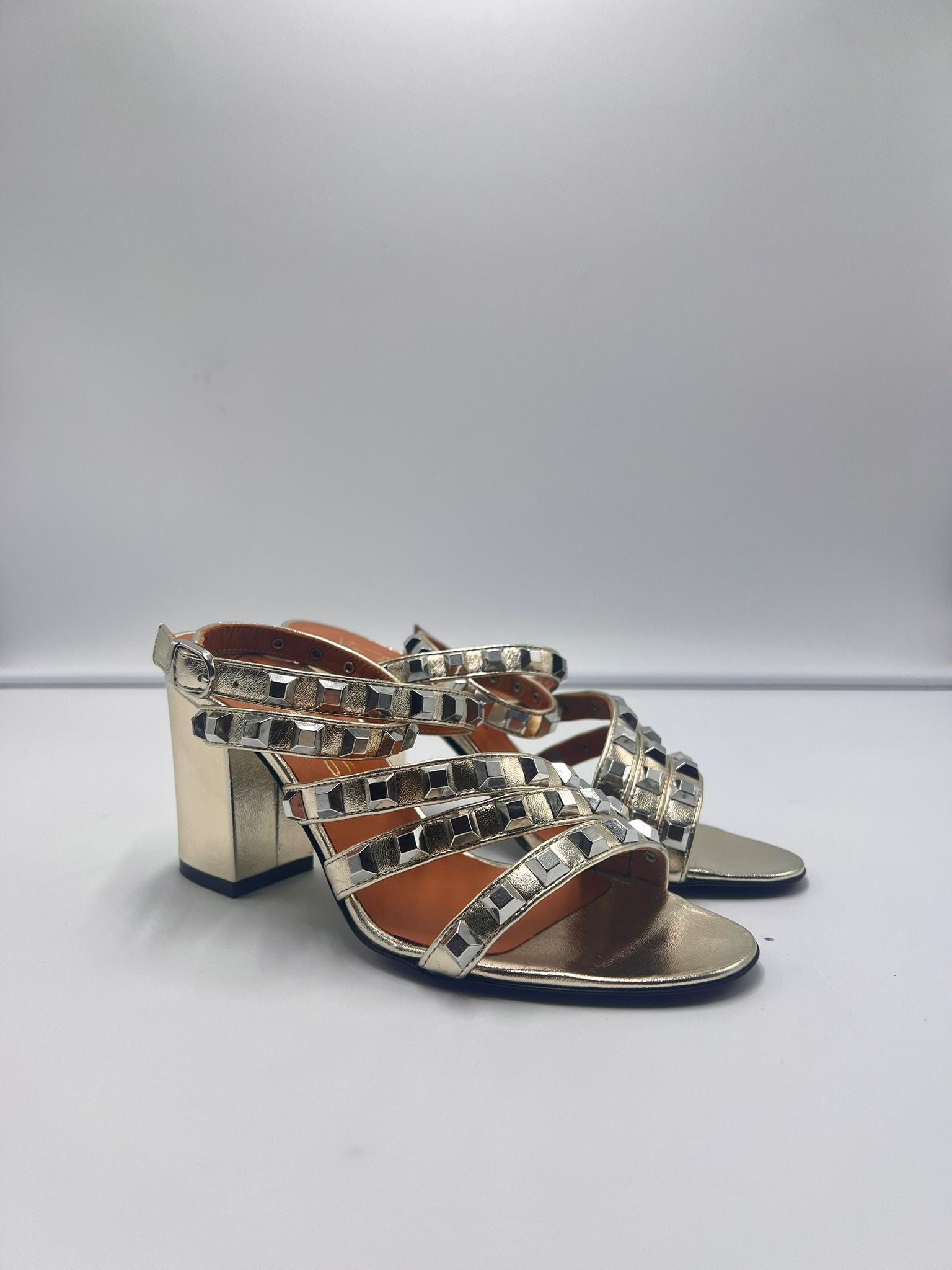 3732 Sandalo Borchie Tacco Largo 7cm Laminato Platino