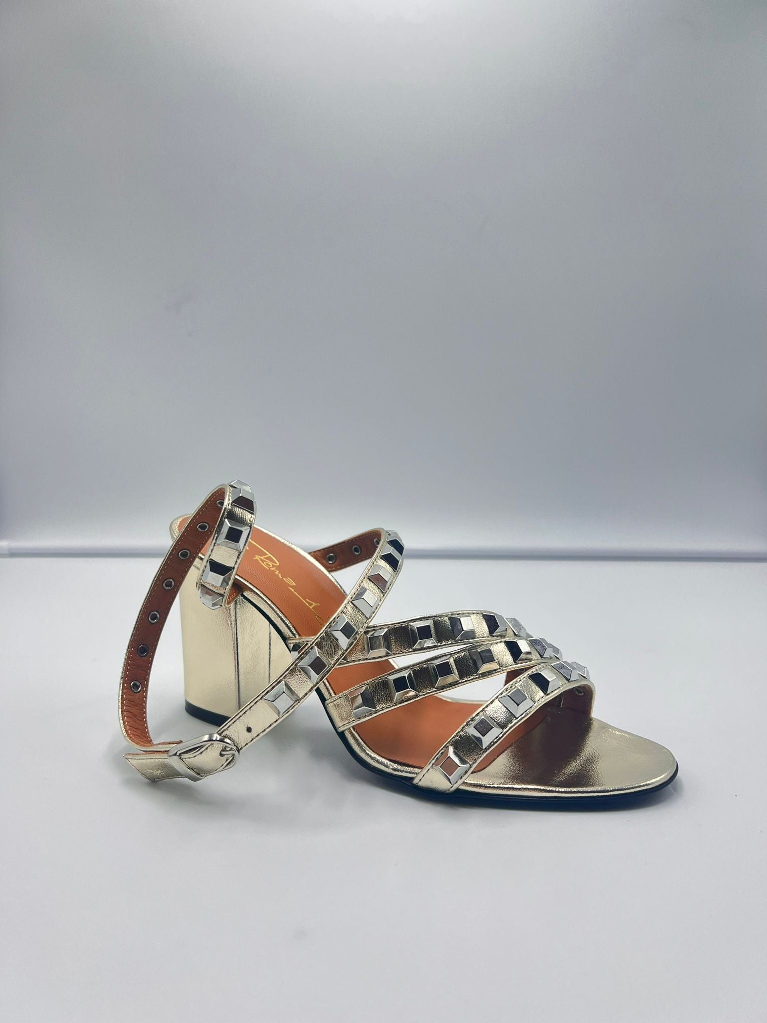 3732 Sandalo Borchie Tacco Largo 7cm Laminato Platino